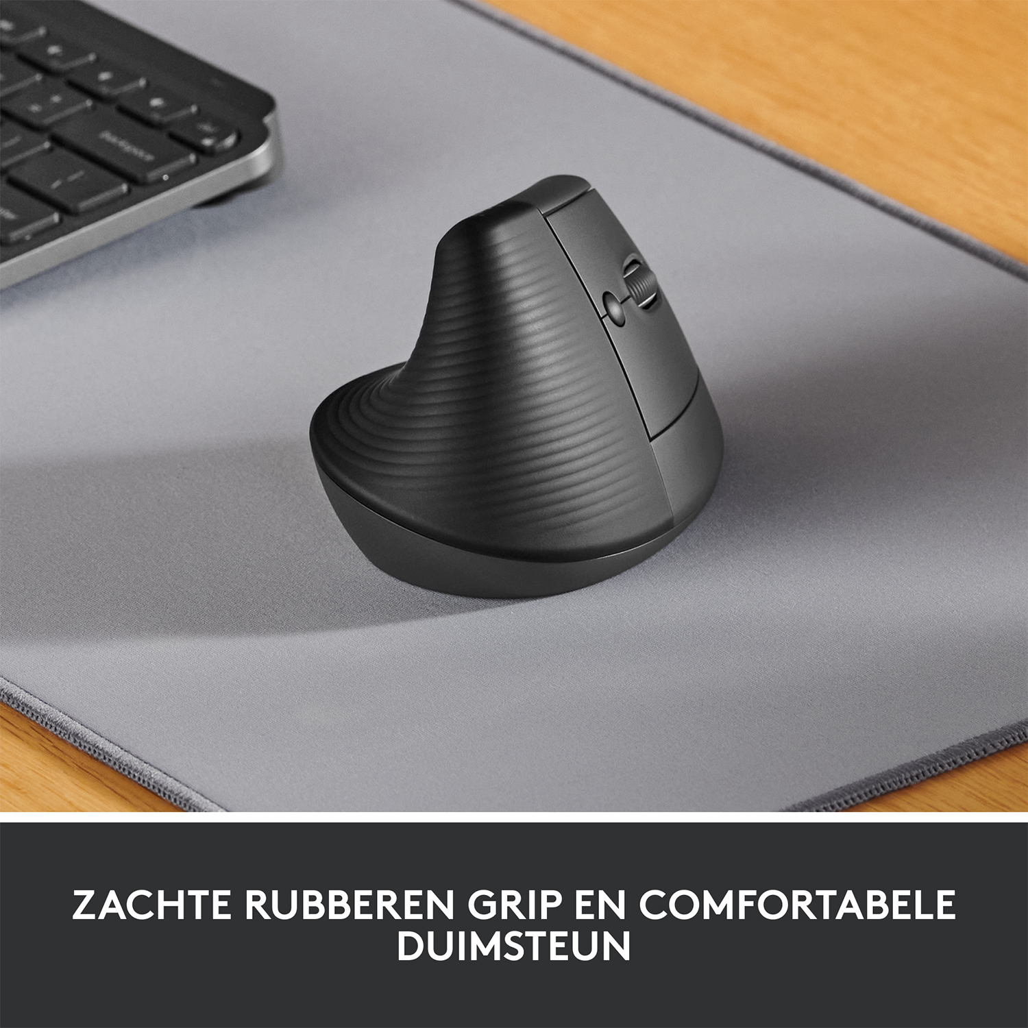 Un mouse ergonomico nero su un tappetino grigio. Testo: presa in gomma morbida e comodo supporto per il pollice.