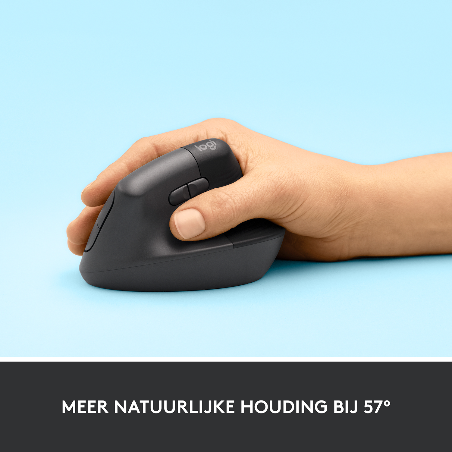 Mano che tiene un mouse ergonomico nero su sfondo blu.