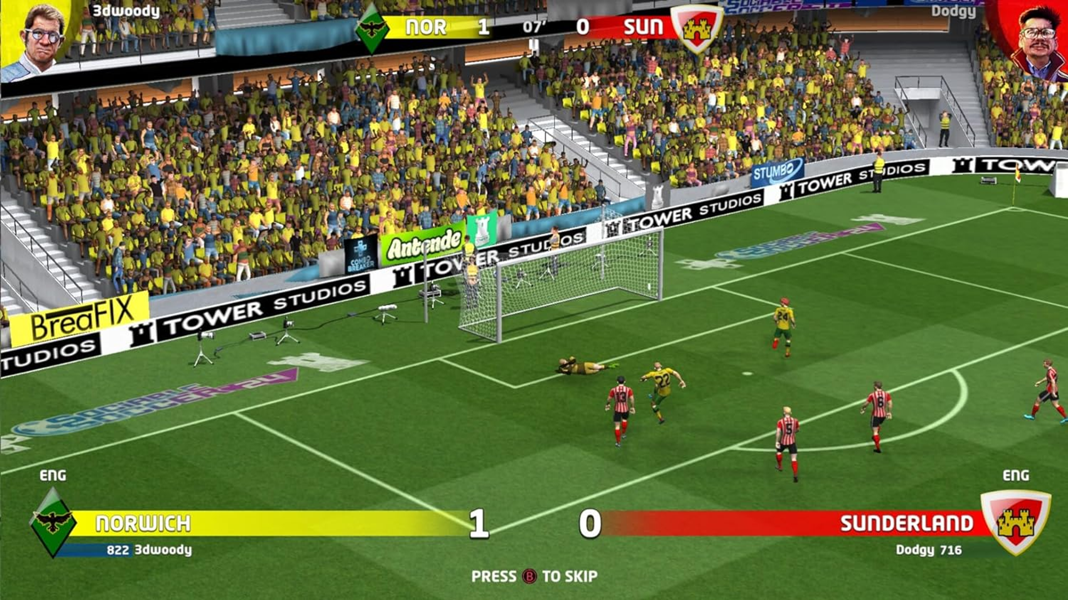 Scena meczu piłki nożnej z zawodnikami. Wynik pokazuje Norwich vs Sunderland. Tłum w tle.