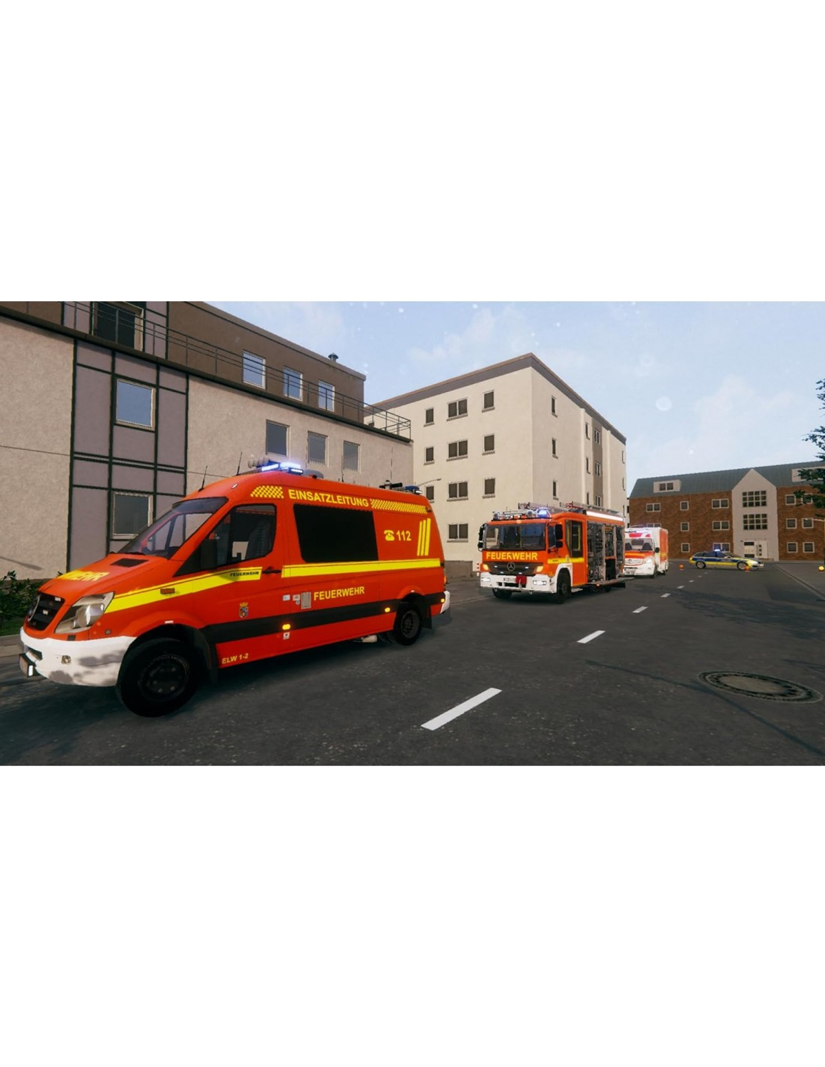 Veicoli di emergenza (autopompe, ambulanza, auto della polizia) su una strada, edifici sullo sfondo.