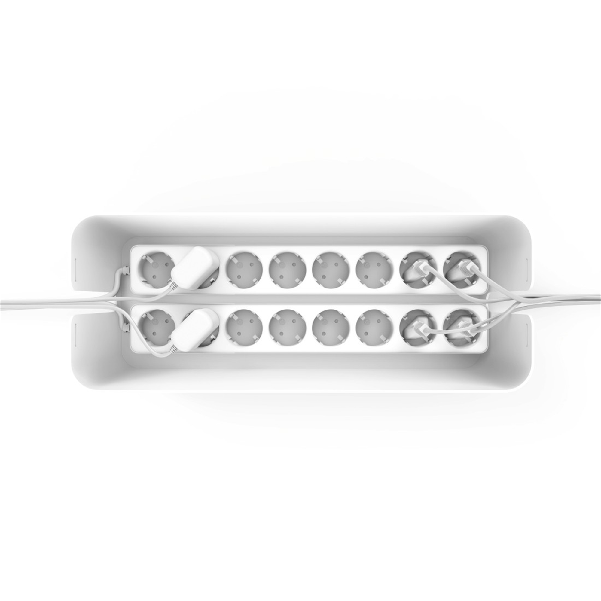 Eine weiße Steckdosenleiste mit mehreren Steckdosen und eingesteckten Steckern. Die Leiste ist in einer weißen Box.
