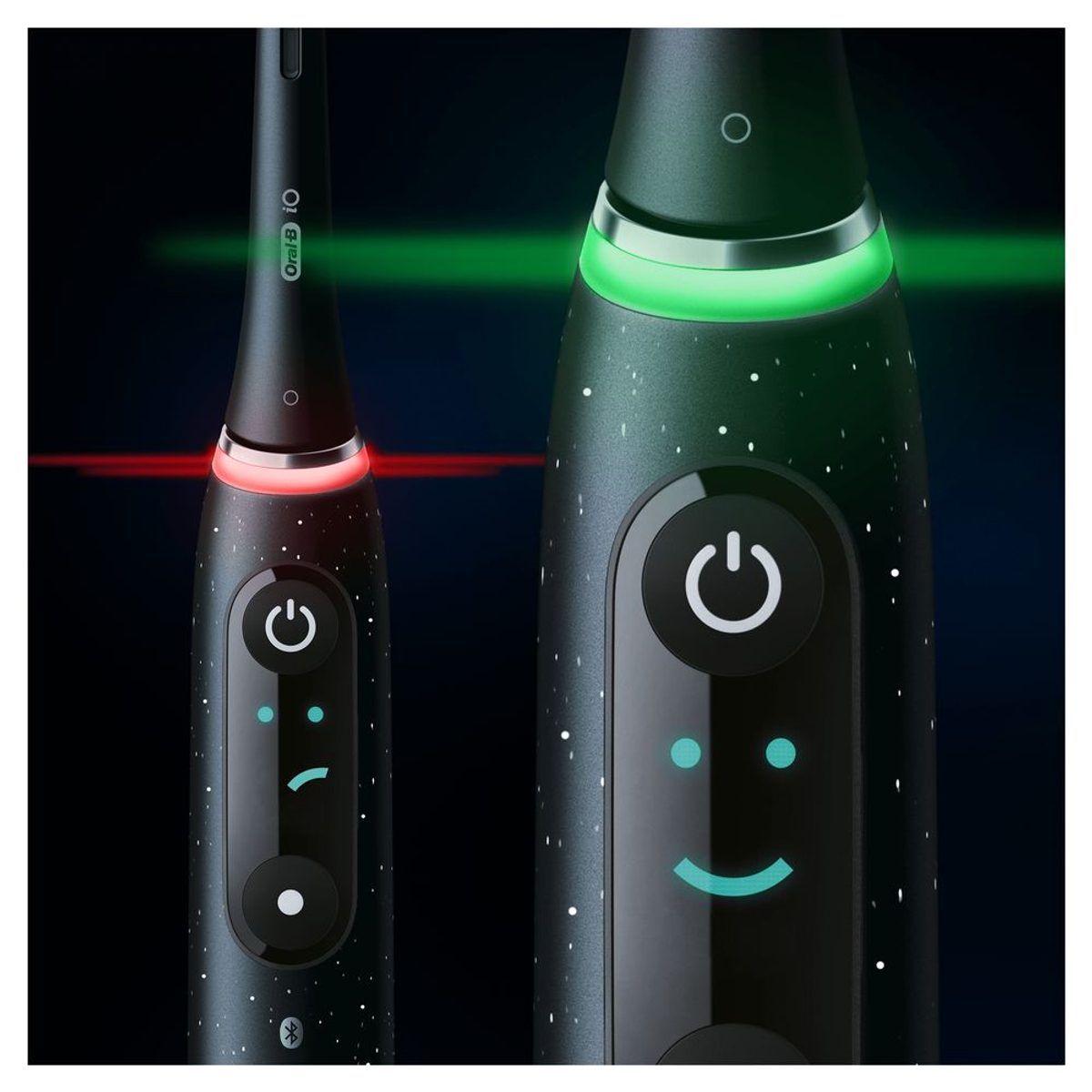 Due spazzolini elettrici Oral-B iO, uno con luce rossa e l'altro verde, su sfondo scuro.