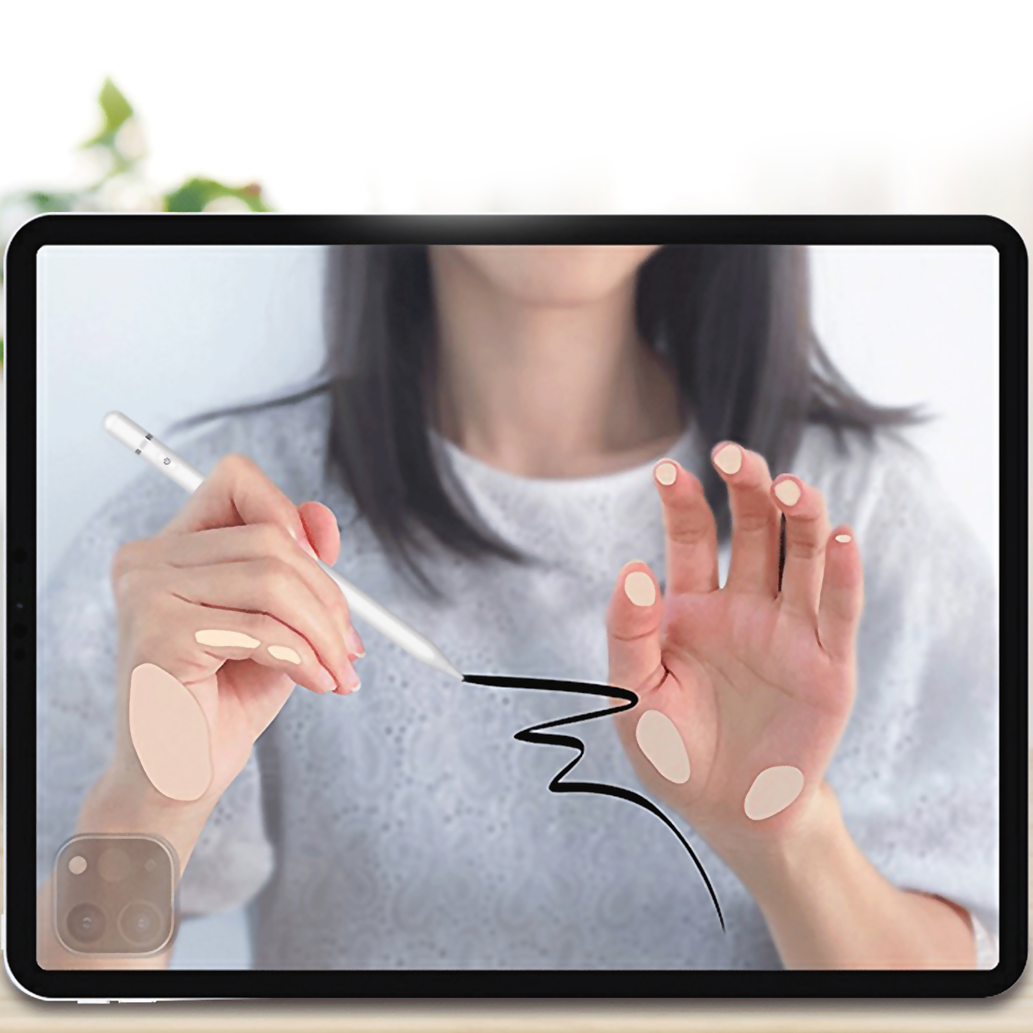 Eine Frau zeichnet mit einem Stift auf einem Tablet. Eine Hand ist vor dem Bildschirm.