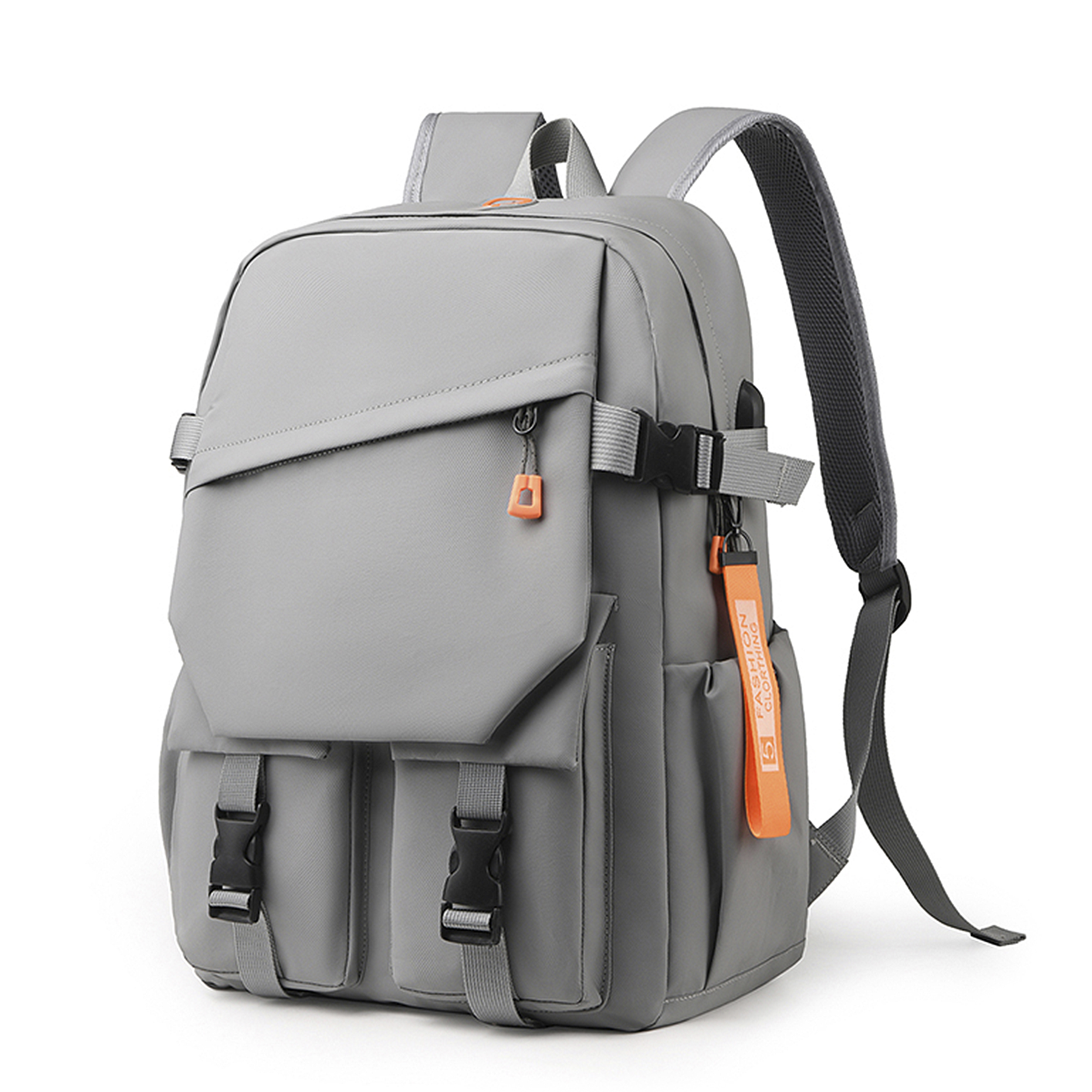 Uno zaino grigio con più tasche e cinghie, adatto per viaggi.