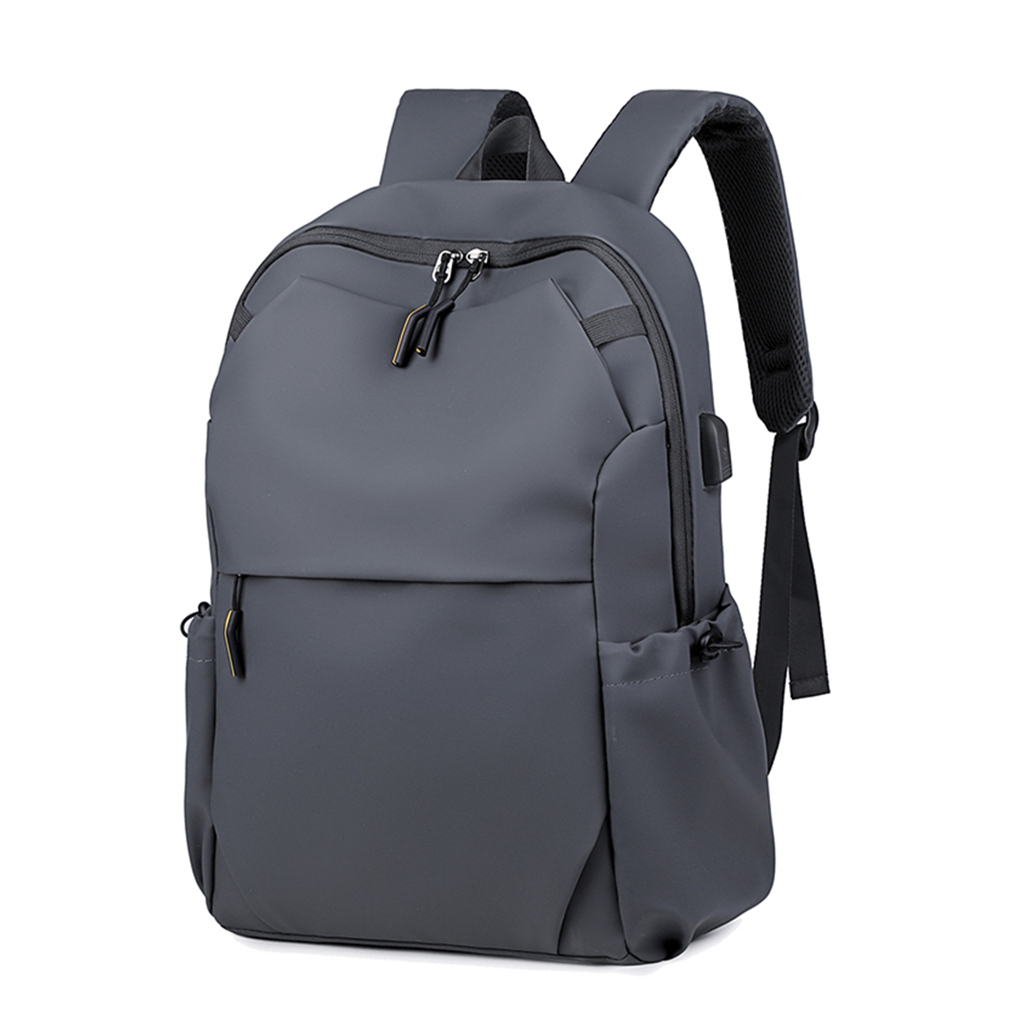 Mochila gris con múltiples compartimentos, cremallera y puerto USB. Tiene correas negras y está aislada.