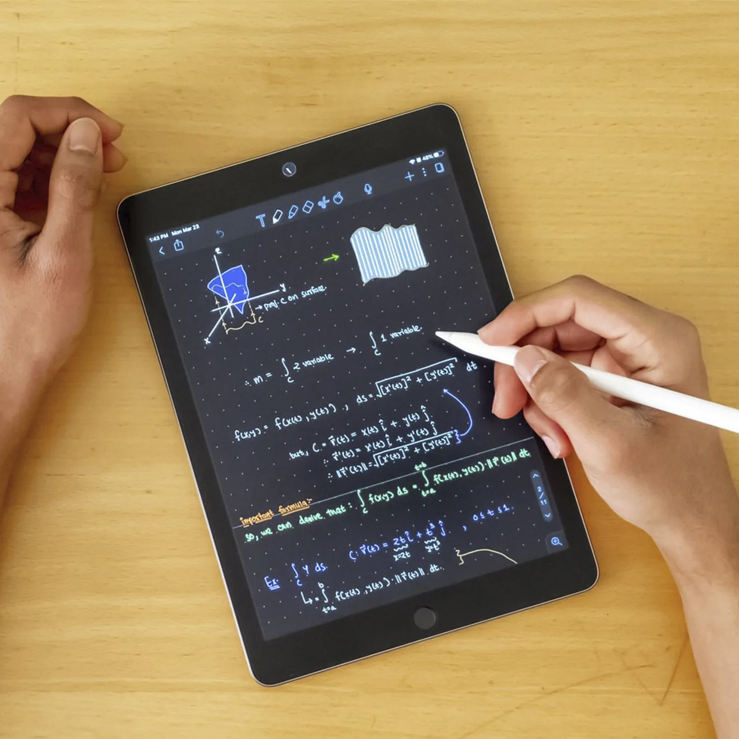 Manos sosteniendo un iPad con ecuaciones y diagramas, un lápiz táctil toca la pantalla.