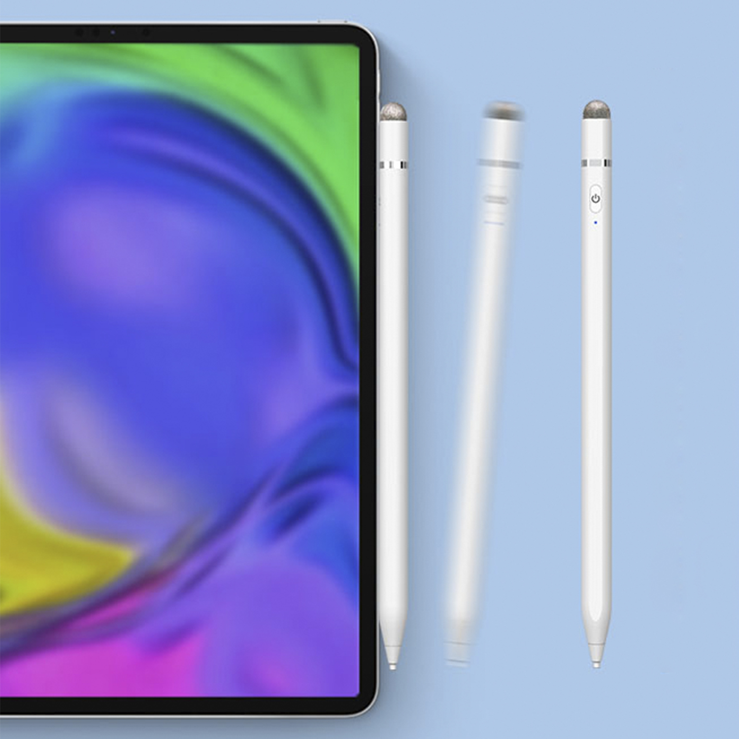 Drei weiße Stifte neben einem Tablet, einer leuchtet, auf blauem Hintergrund.