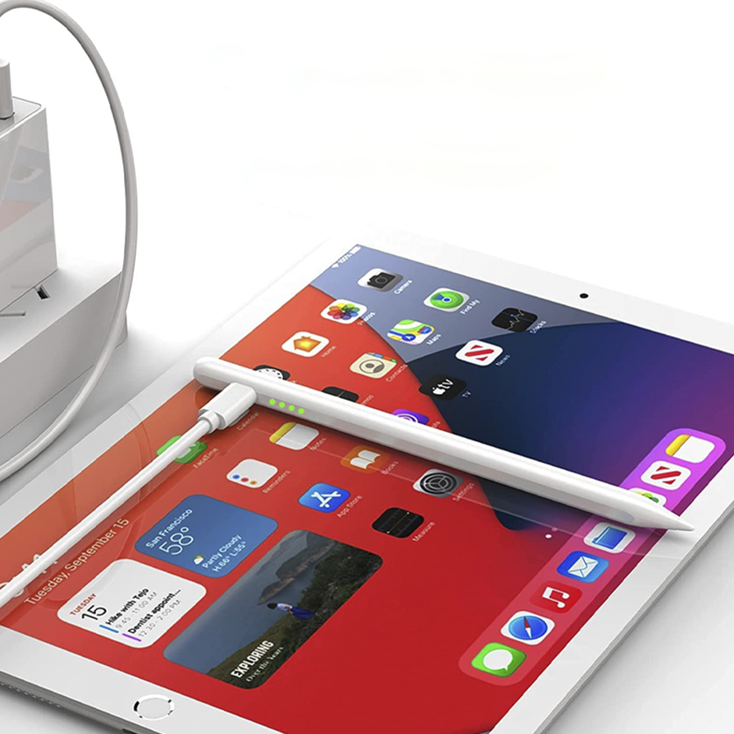 iPad mit weißem Stift. Ein Ladekabel ist mit dem iPad verbunden, und der Bildschirm ist eingeschaltet.