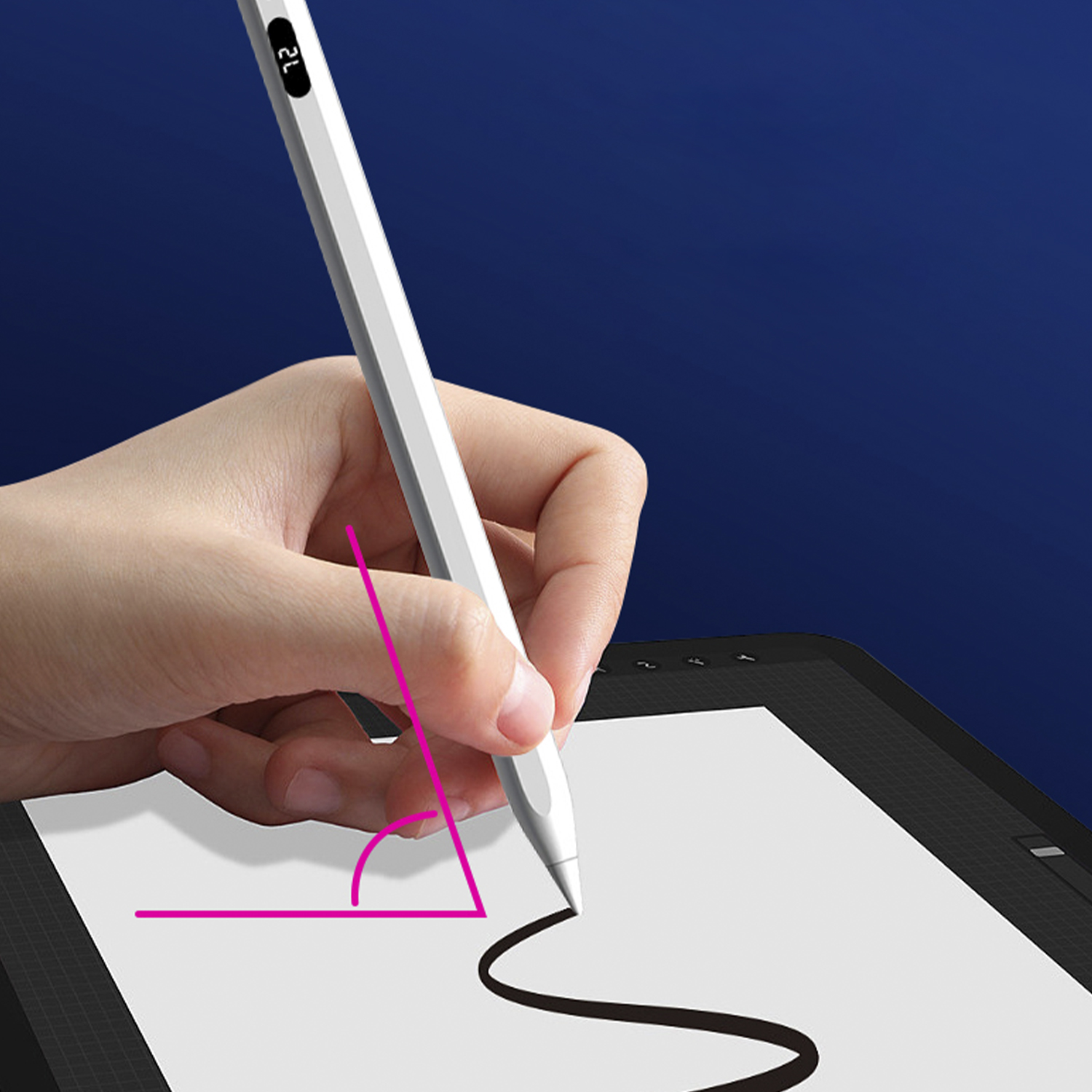 Ein weißer Stift in einer Hand, der auf einem Tablet schreibt. Ein rosa Winkel ist sichtbar.