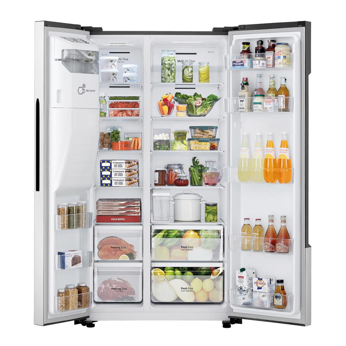 Ein Doppeltür-Kühlschrank mit Lebensmitteln, darunter Produkte, Flaschen und Behälter.