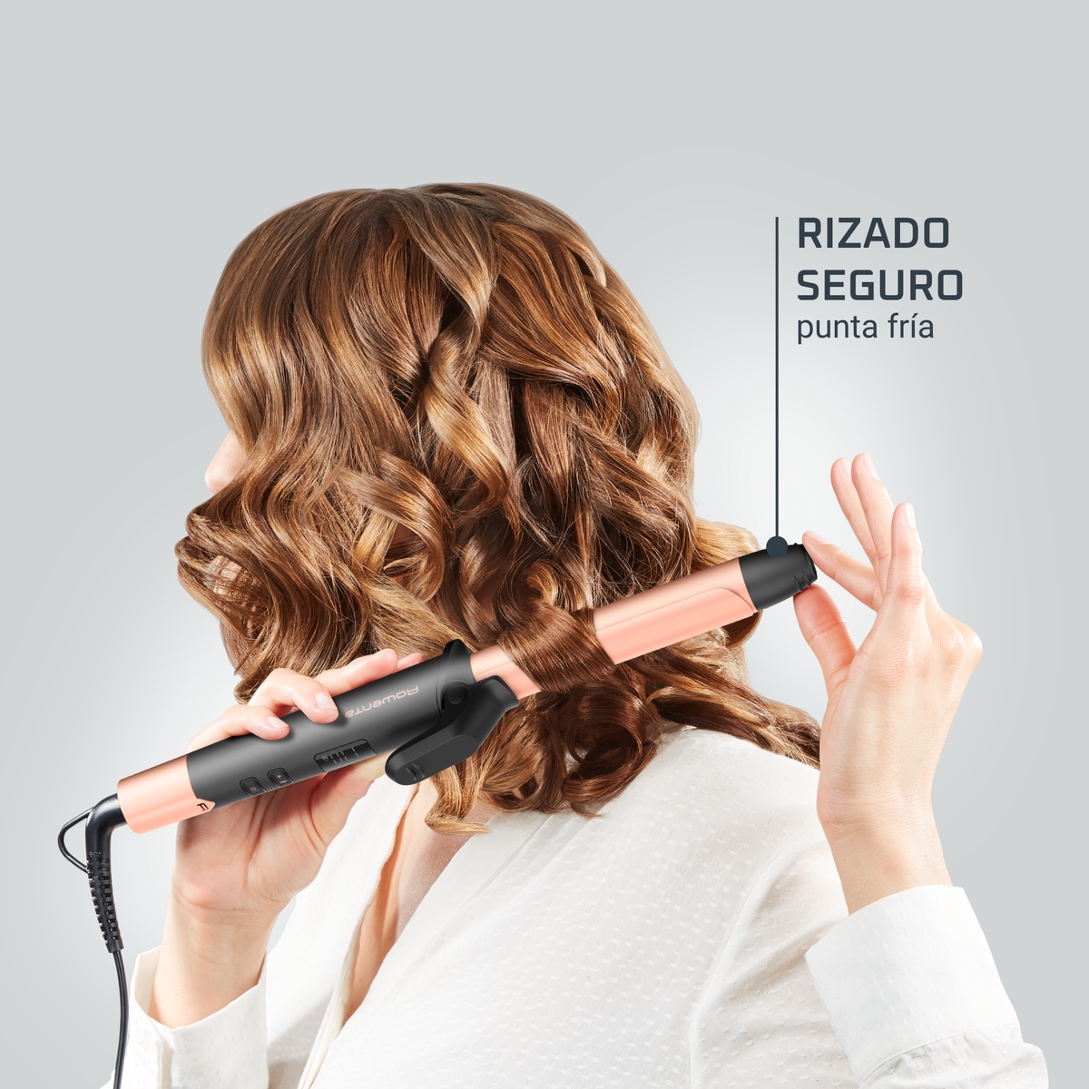 Mujer rizándose el pelo con un rizador, con el texto 'Rizado Seguro'.