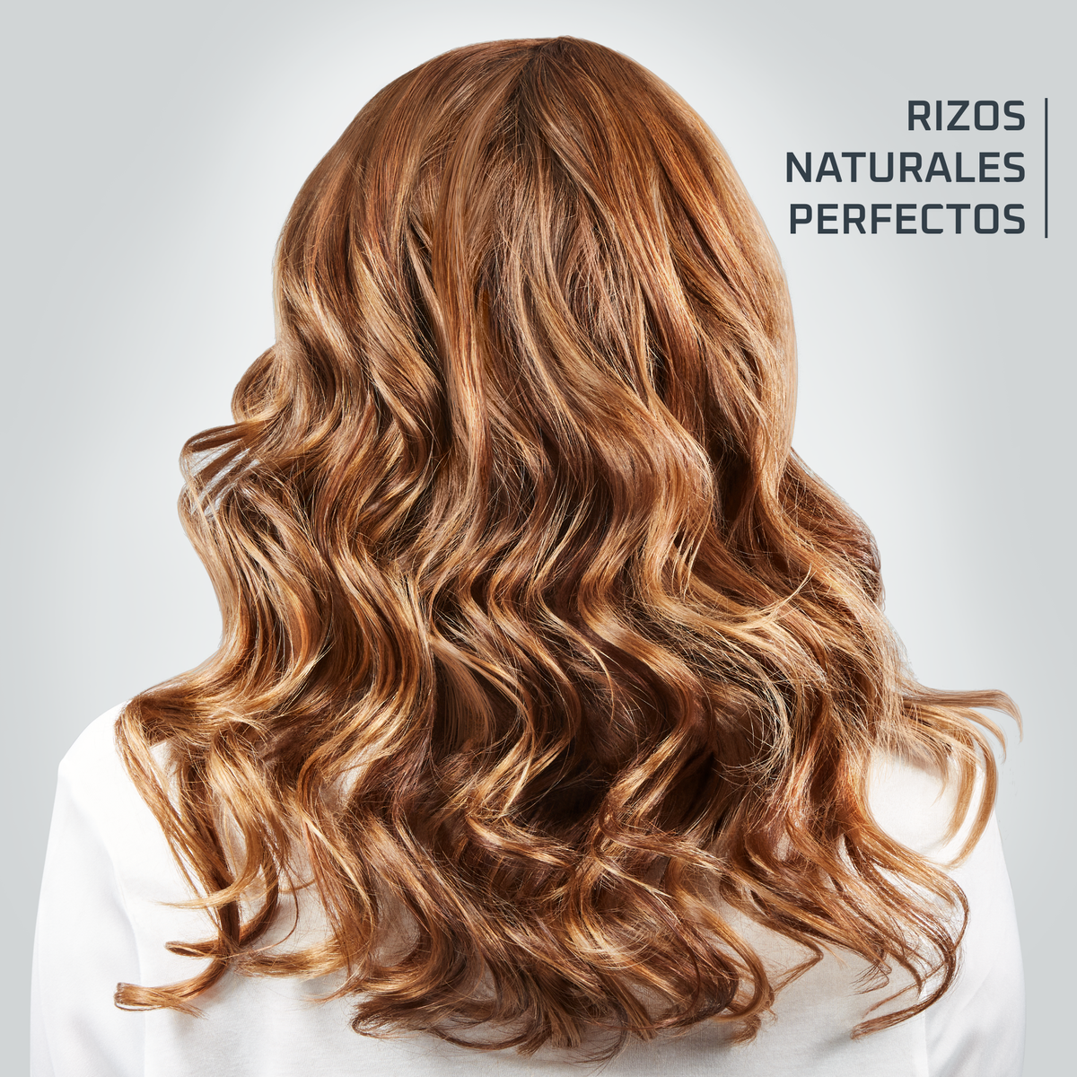 Espalda de mujer con cabello ondulado, castaño claro. Texto: RIZOS NATURALES PERFECTOS.