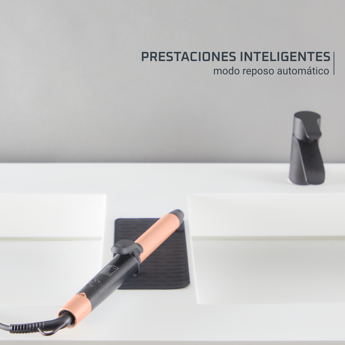 Rizador en una encimera. El texto dice 'características inteligentes' y 'modo de reposo automático'.