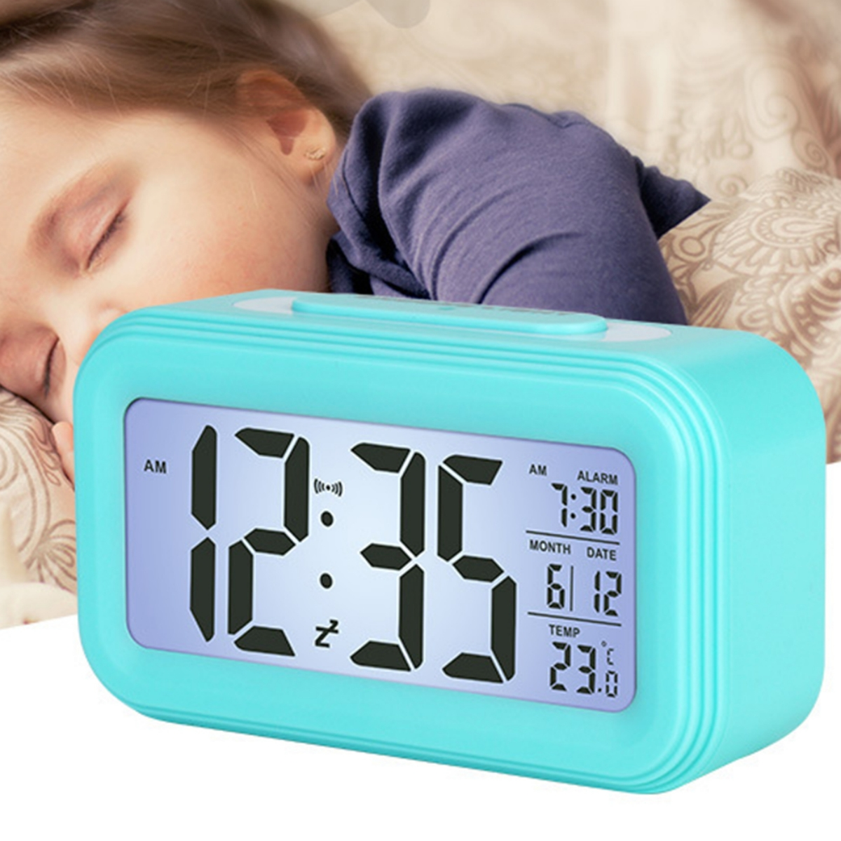 Ein türkisfarbener digitaler Wecker mit der Uhrzeit 12:35, AM, Alarm, Datum und Temperatur.