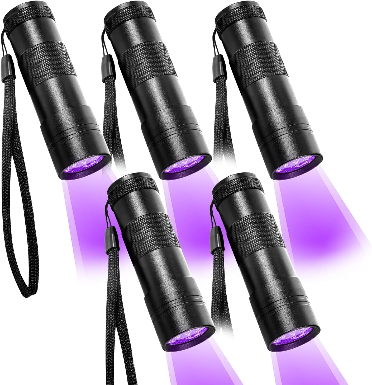 Fünf schwarze UV-Taschenlampen. Jede ist zylindrisch. Violettes Licht kommt vorne heraus.