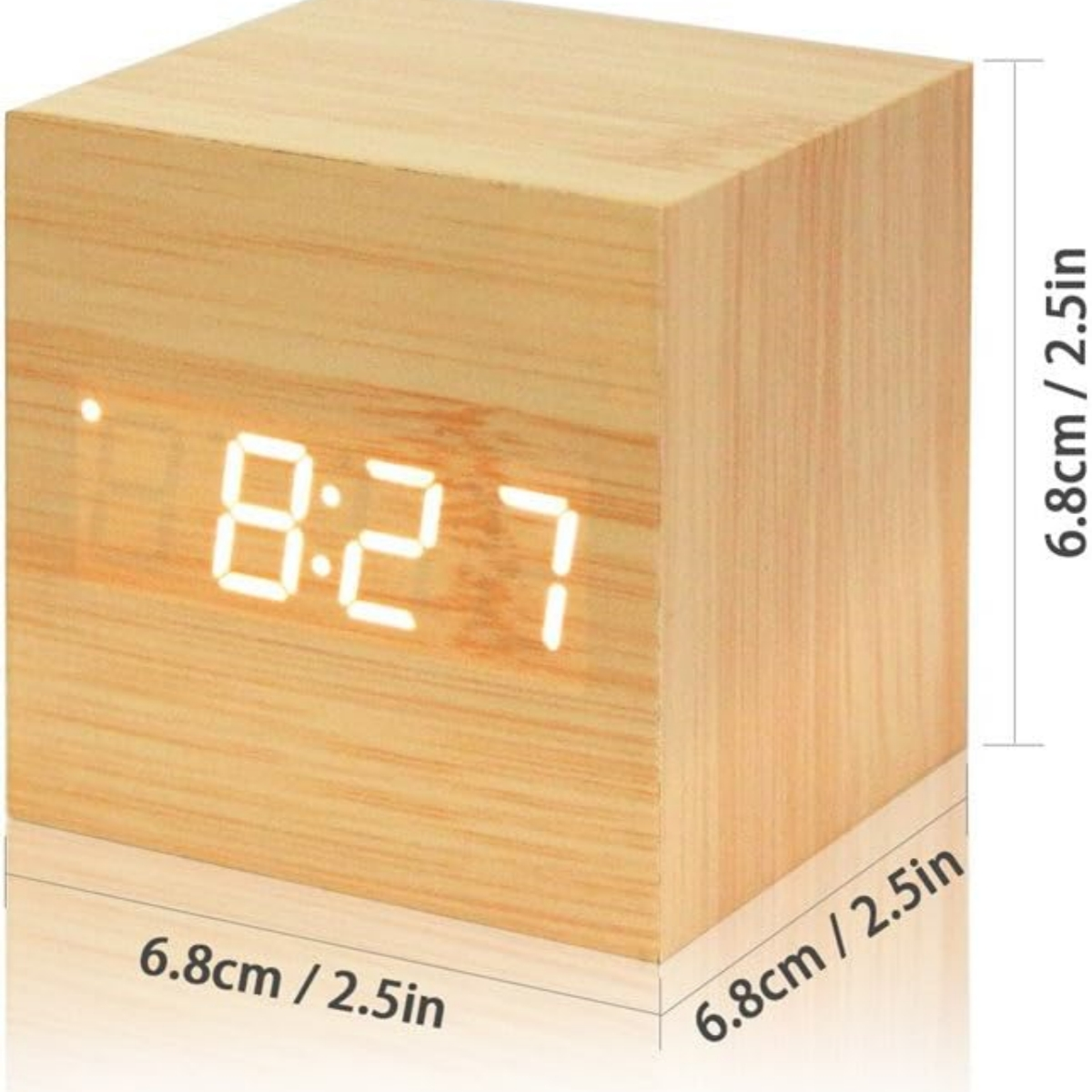 Holzwürfeluhr, die 8:27 anzeigt. Die Abmessungen sind an den Seiten angegeben.