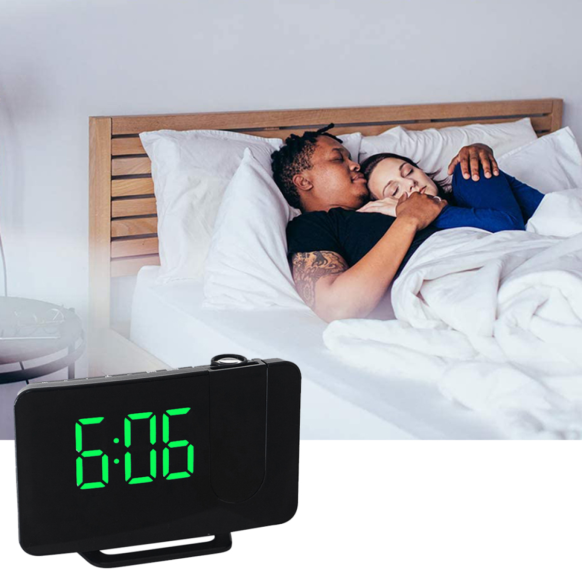 Ein digitaler Wecker zeigt 6:06 Uhr an. Ein Paar liegt im Bett, der Mann küsst den Kopf der Frau.