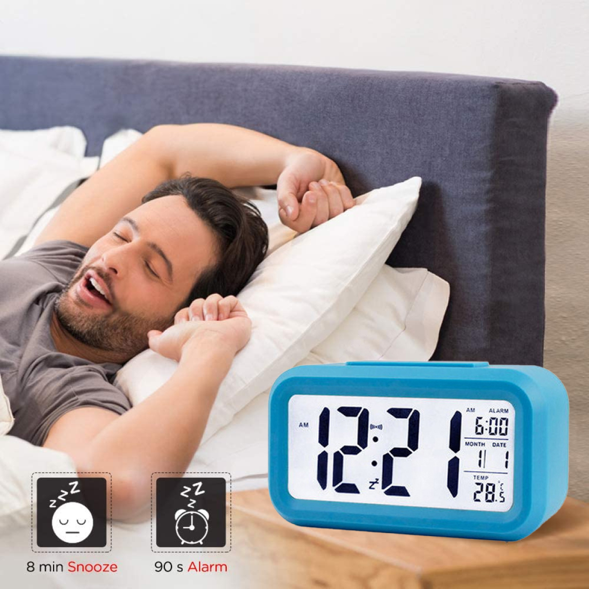 Mann schläft neben einem blauen digitalen Wecker. Uhr zeigt 12:21. Symbol für Schlummerfunktion & Alarm.