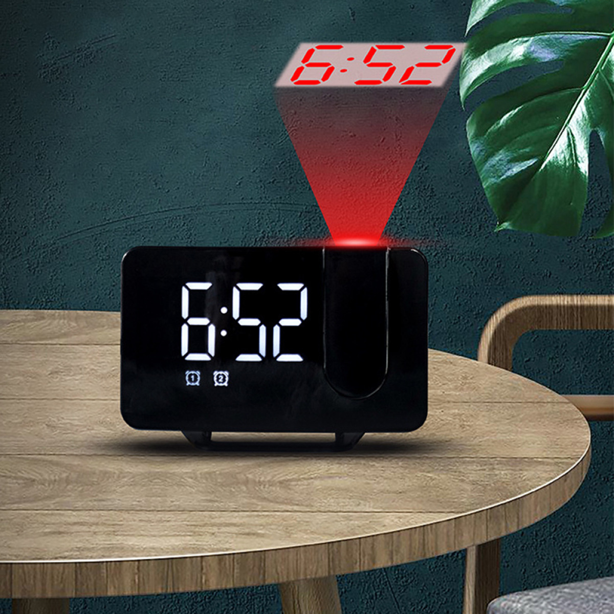 Eine schwarze Digitaluhr projiziert die Zeit 6:52 in Rot auf eine Holzoberfläche.