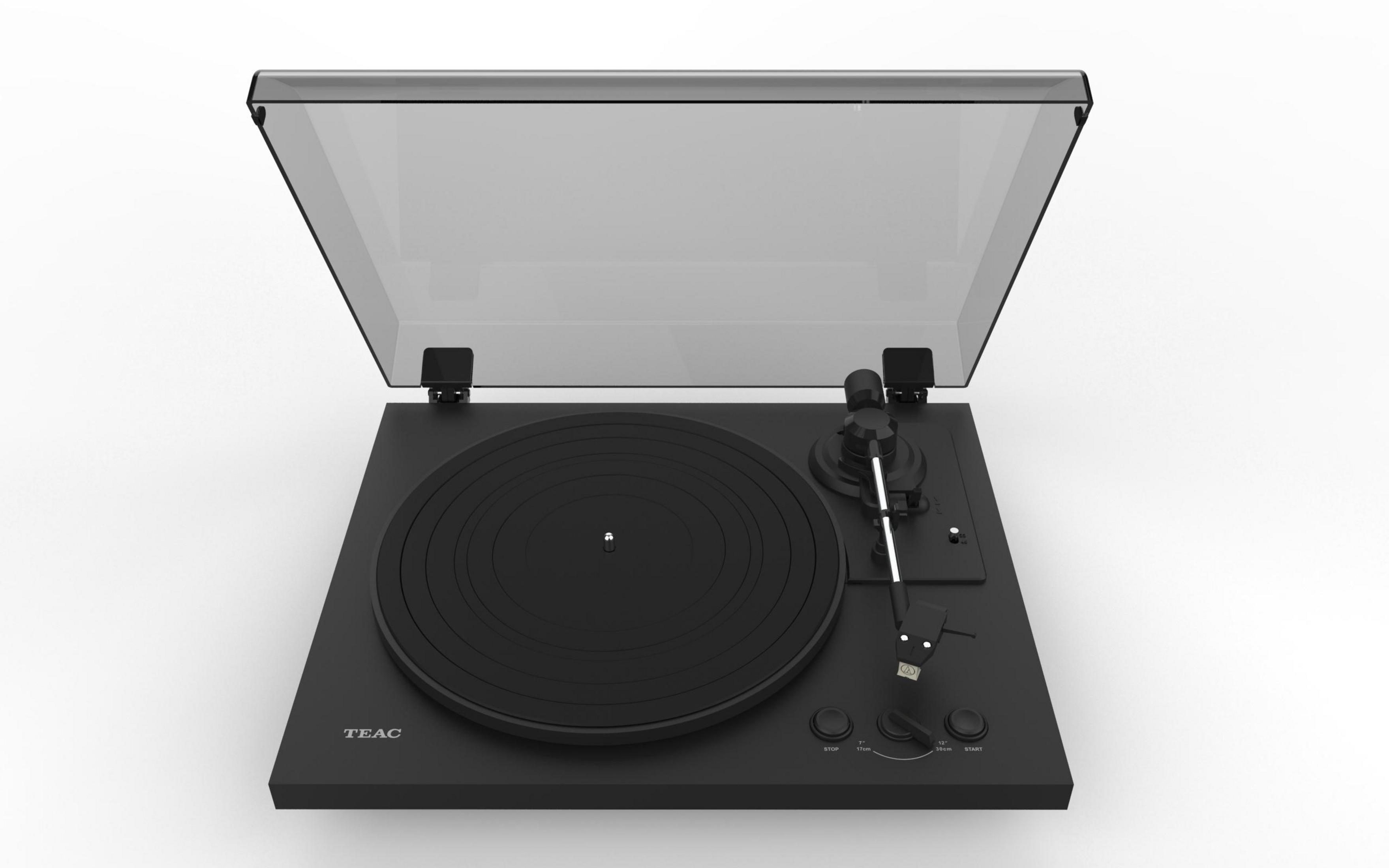 Czarny gramofon z przezroczystą pokrywą. Ma płytę na talerzu i ramię.