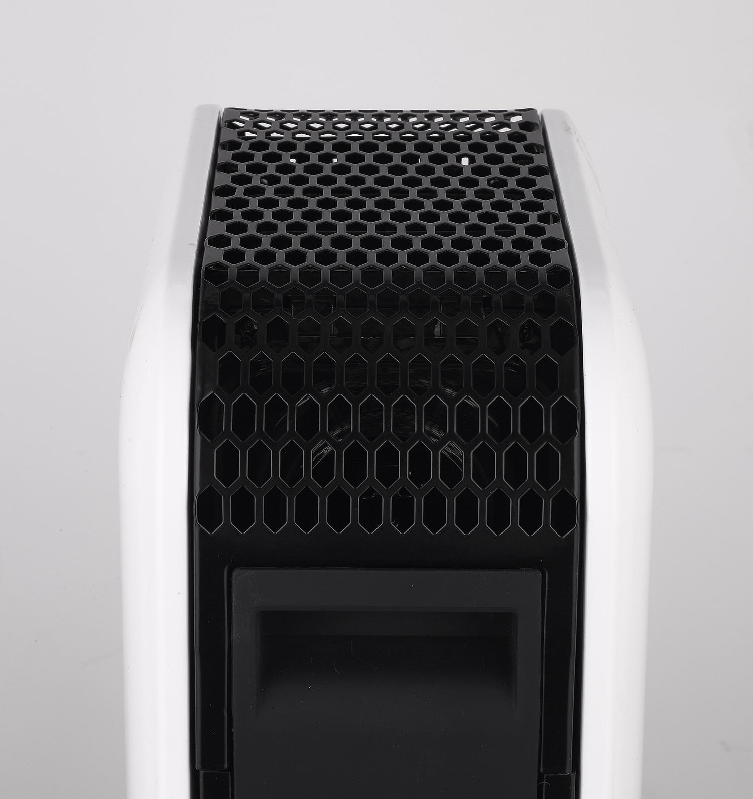 Close-up van een witte en zwarte ventilator. Honingraatrooster, zwarte ventilatie, witte achtergrond.