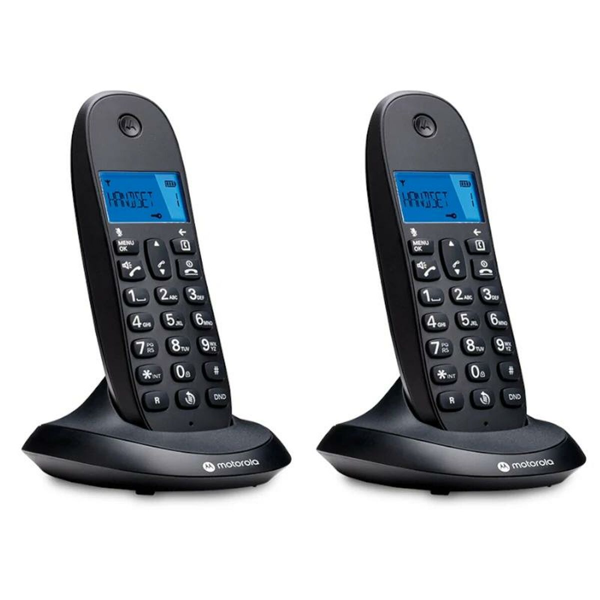 Zwei schwarze schnurlose Telefone auf ihren Ladestationen. Die Bildschirme zeigen das Wort 'Handset'.