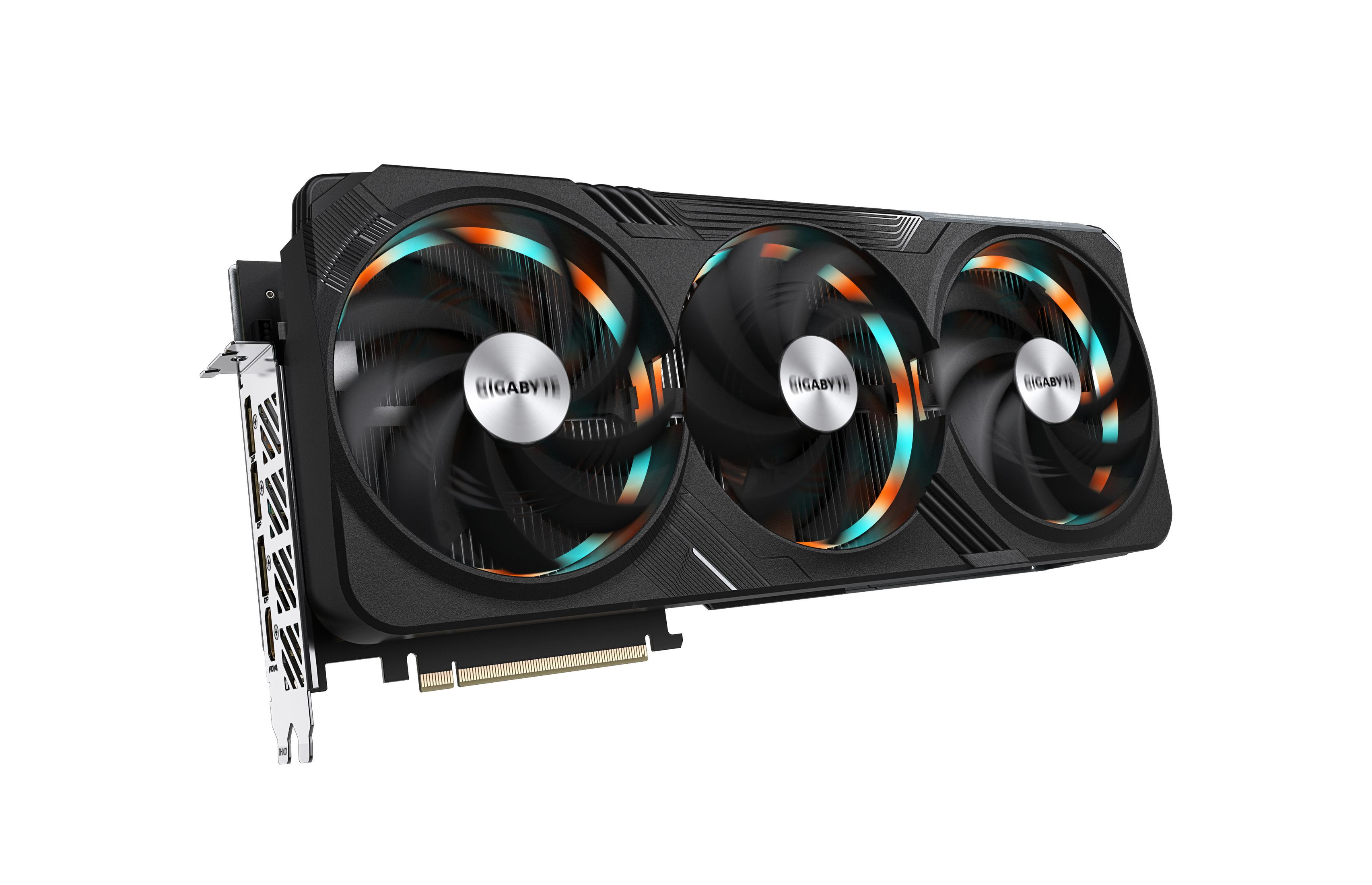 Scheda grafica da gioco Gigabyte. Ha tre ventole con pale arancioni e blu. Sfondo bianco.