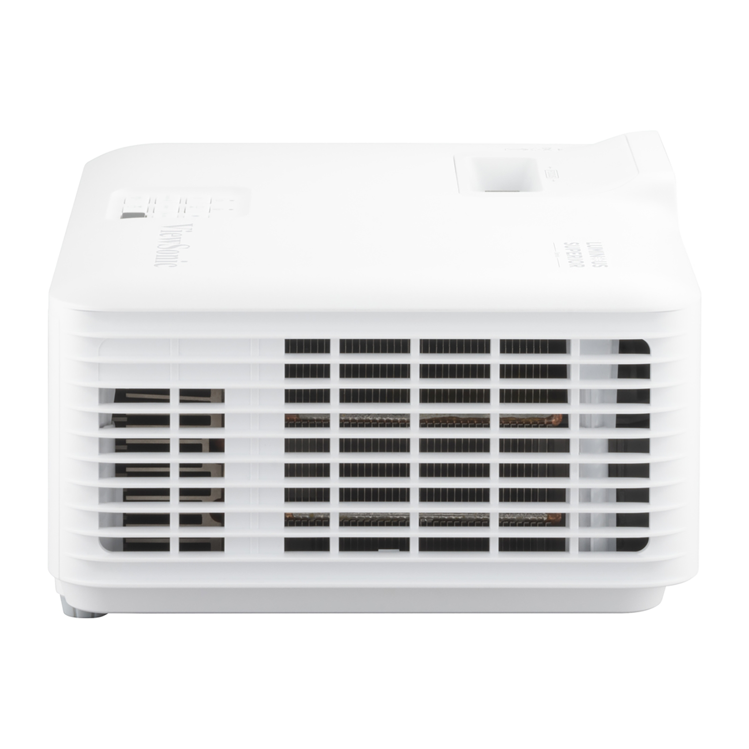 Biały projektor na białej powierzchni. Ma kratki wentylacyjne po bokach.