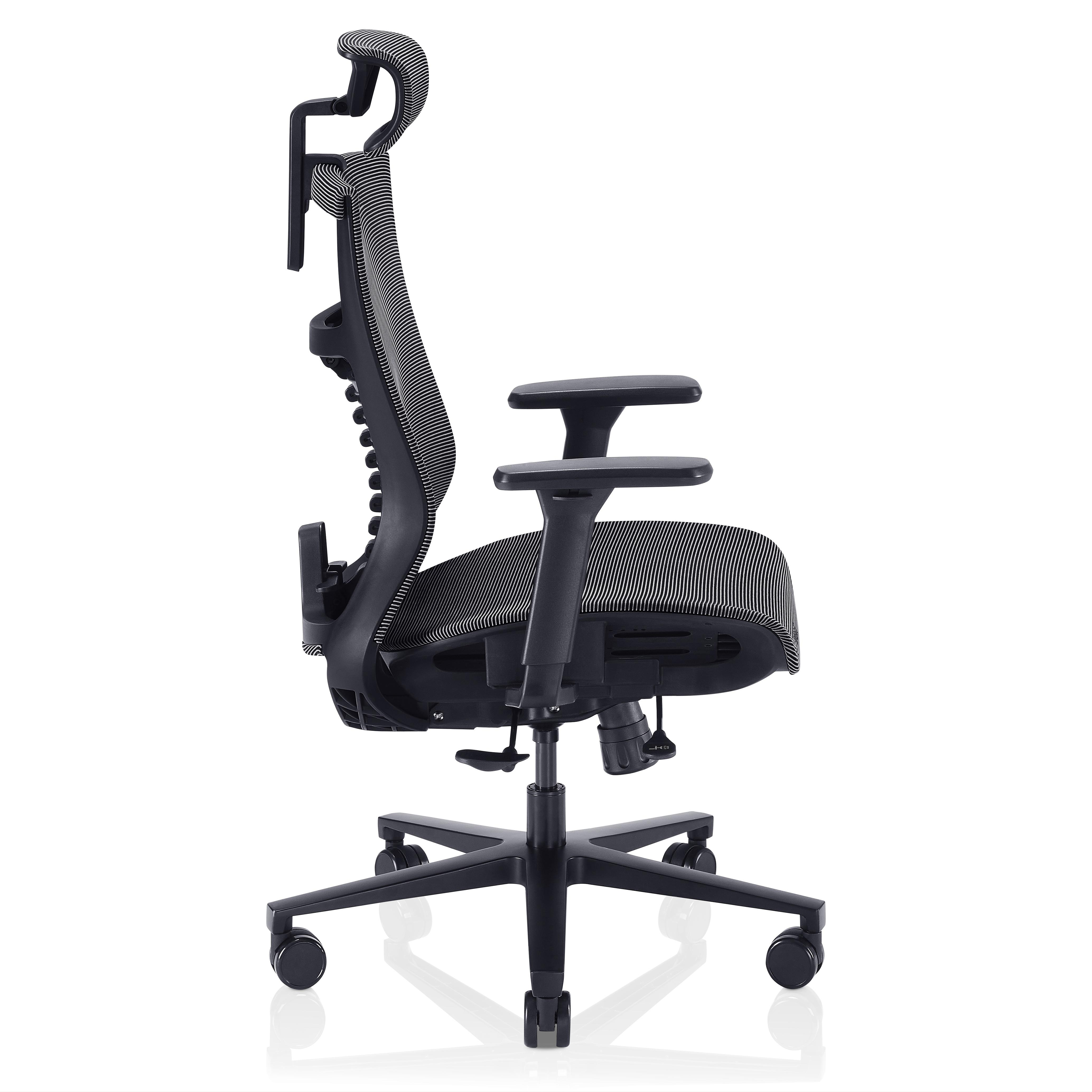 Una silla de oficina ergonómica en blanco y negro con reposacabezas, reposabrazos y ruedas.