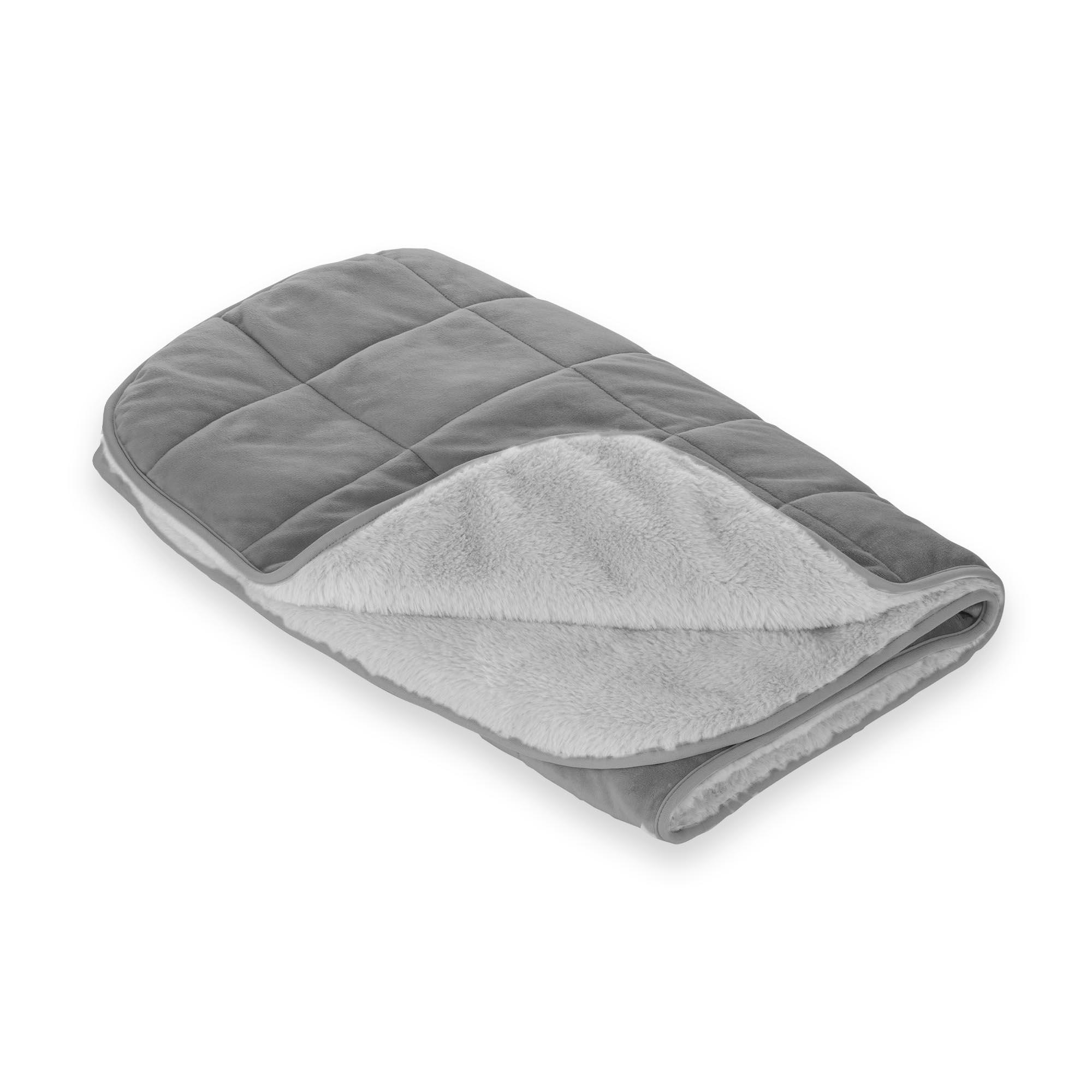 Coperta ponderata grigia piegata a metà, che mostra un lato inferiore morbido, bianco e soffice. Sfondo bianco.