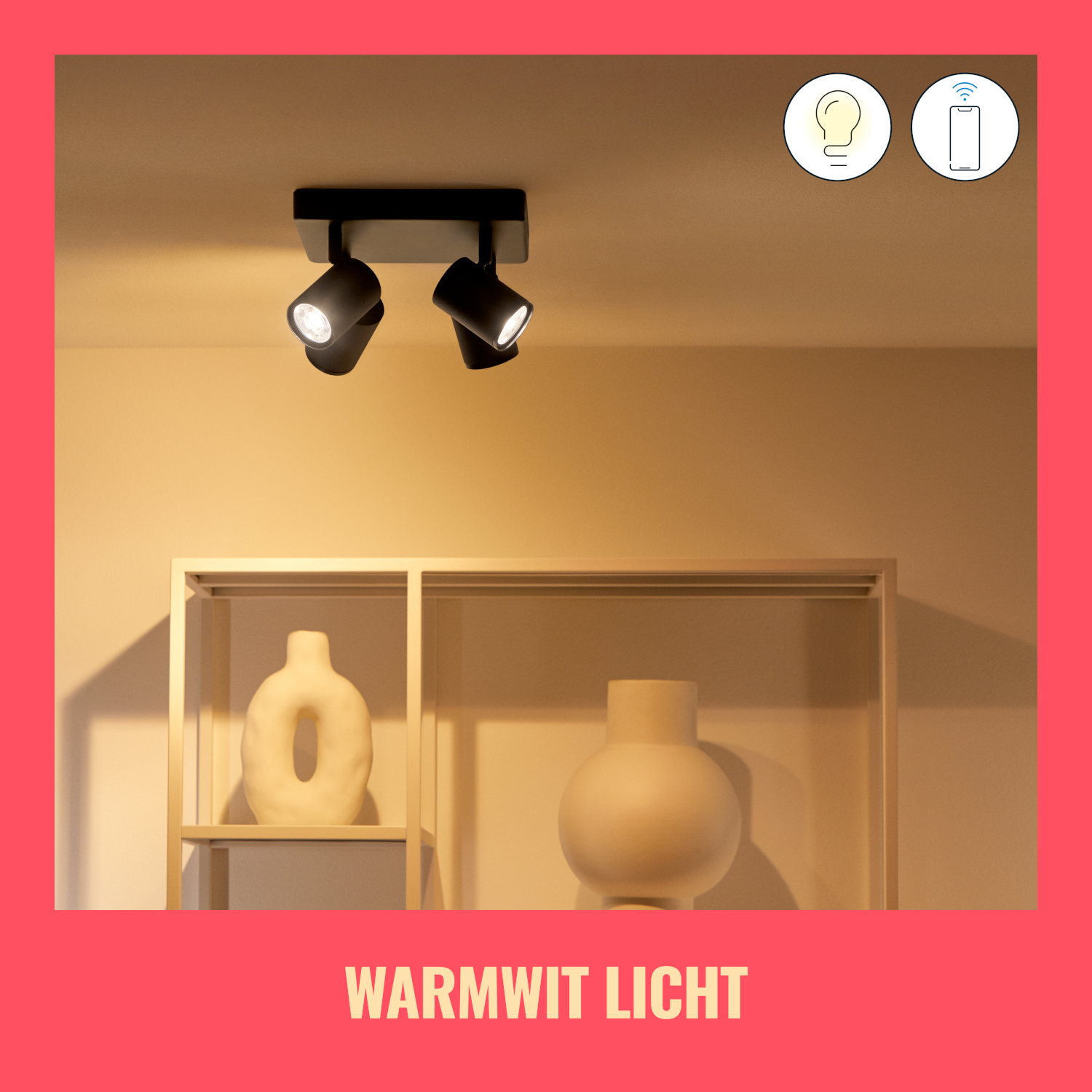 Siyah tavan spotları bir odayı aydınlatıyor. Altında vazolar olan raf. 'WARMWIT LICHT' metni.