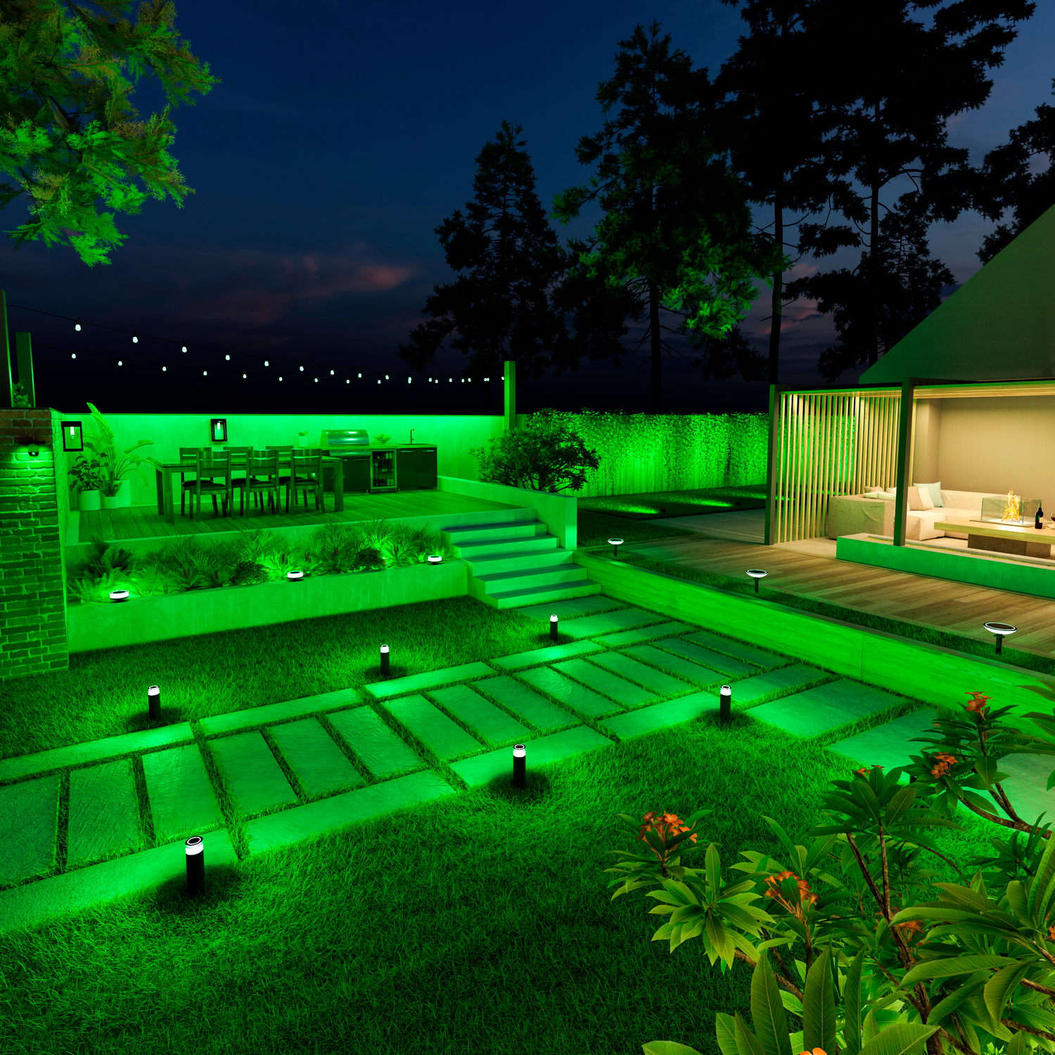 Scena notturna con luci verdi che illuminano un cortile. Scale, un patio e alberi visibili.