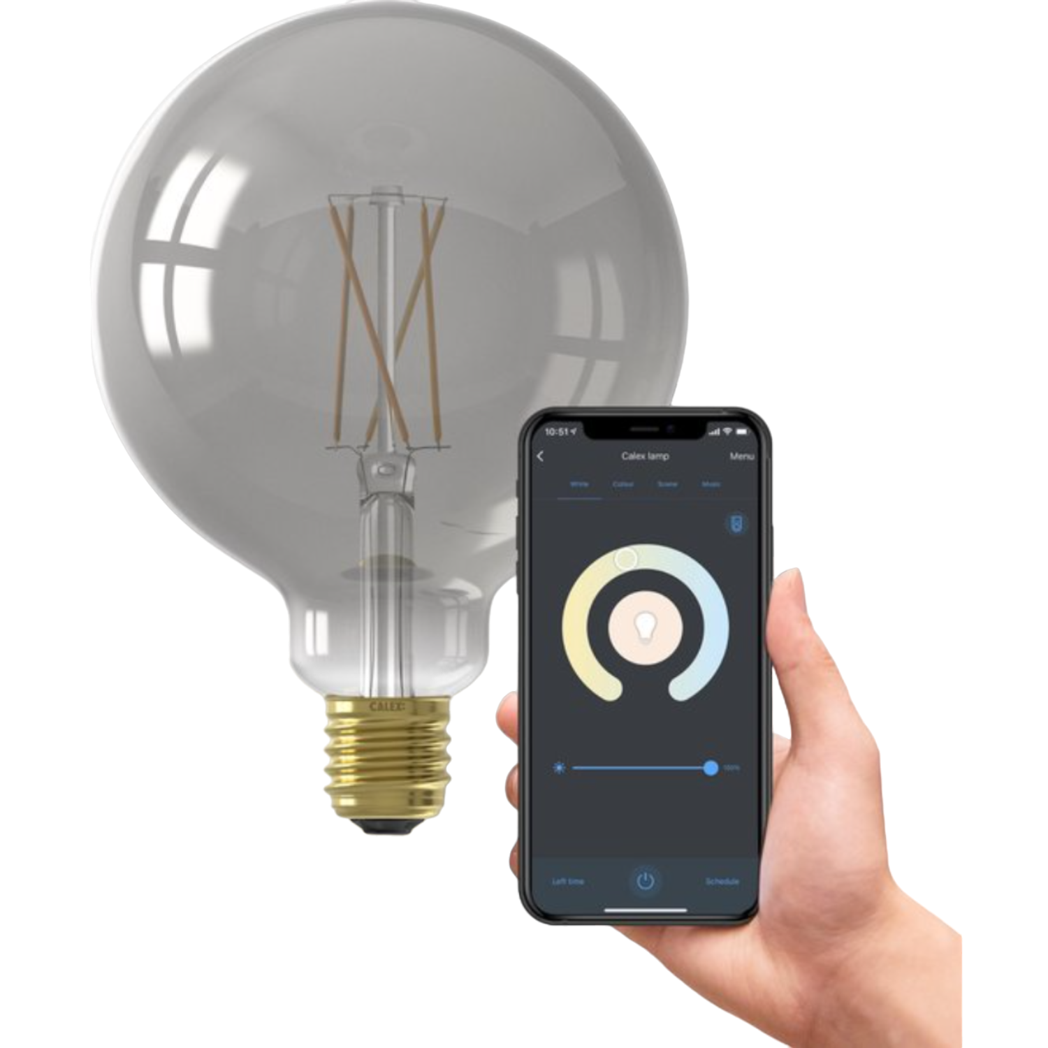 Una grande lampadina di vetro con uno smartphone che mostra una ruota dei colori. Una mano tiene il telefono accanto.