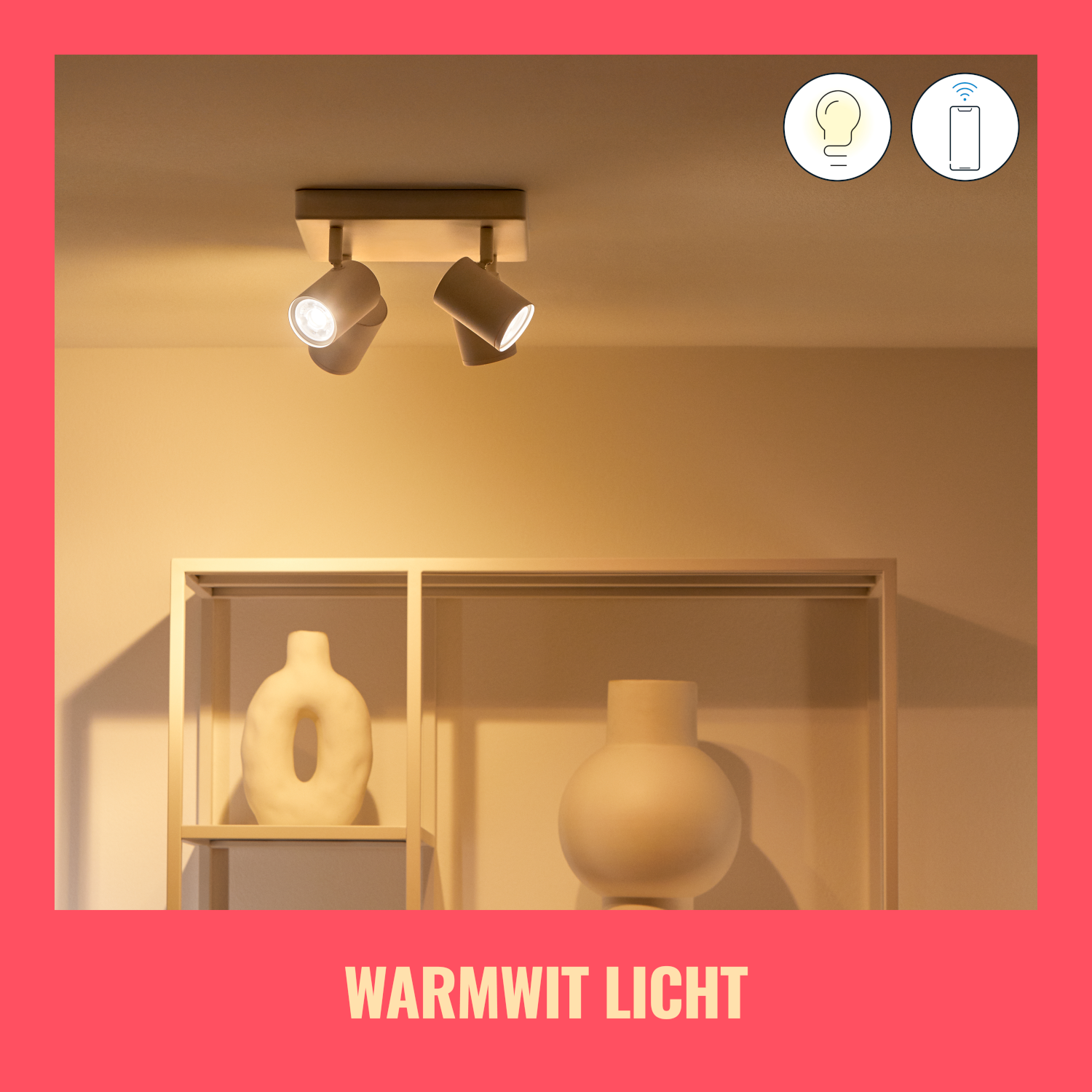 İki spot lambalı bir tavan lambası. Odada vazolarla bir raf var. Metin 'WARMWIT LICHT' yazıyor.