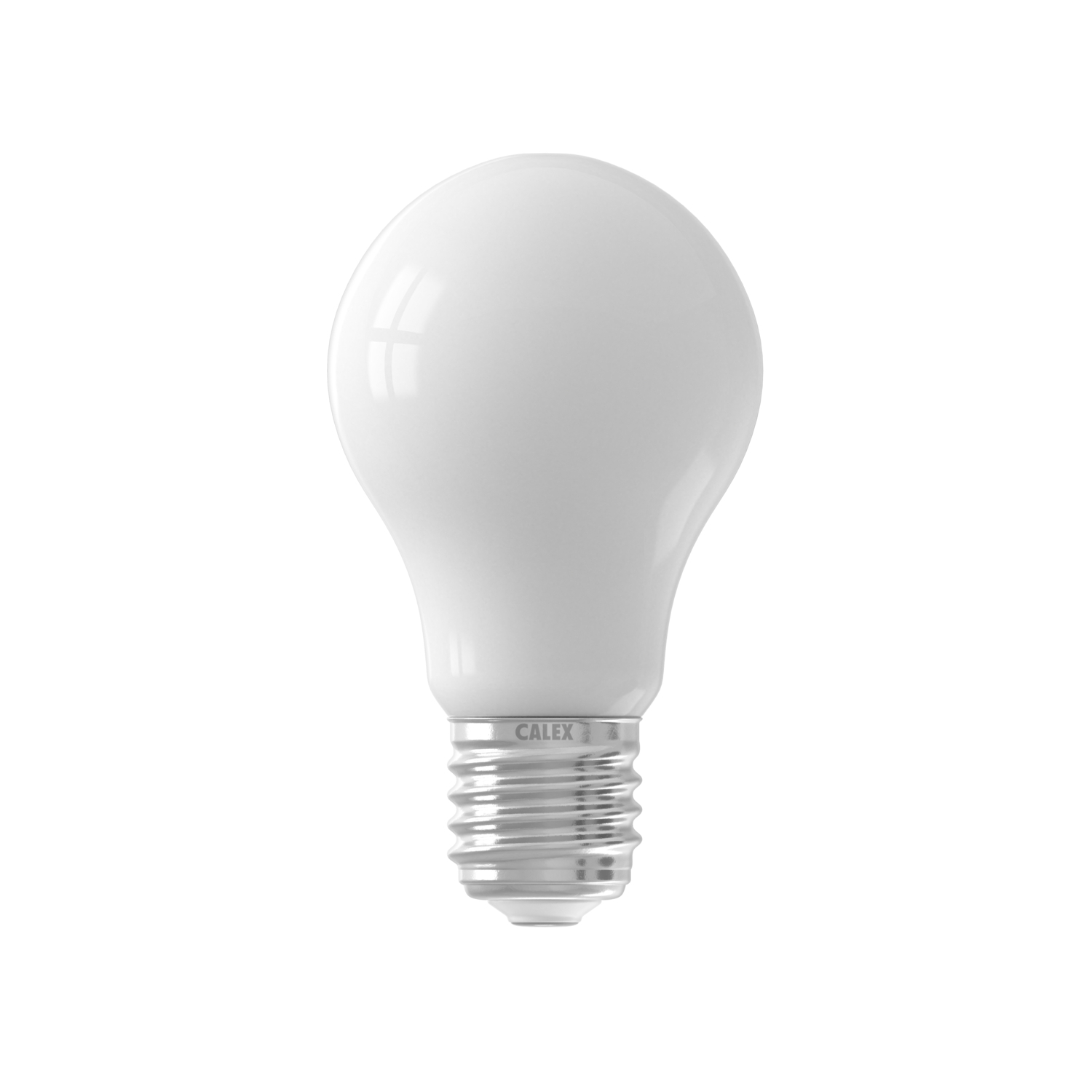 Een witte gloeilamp met een zilveren voet en een CALEX-merklabel aan de onderkant.