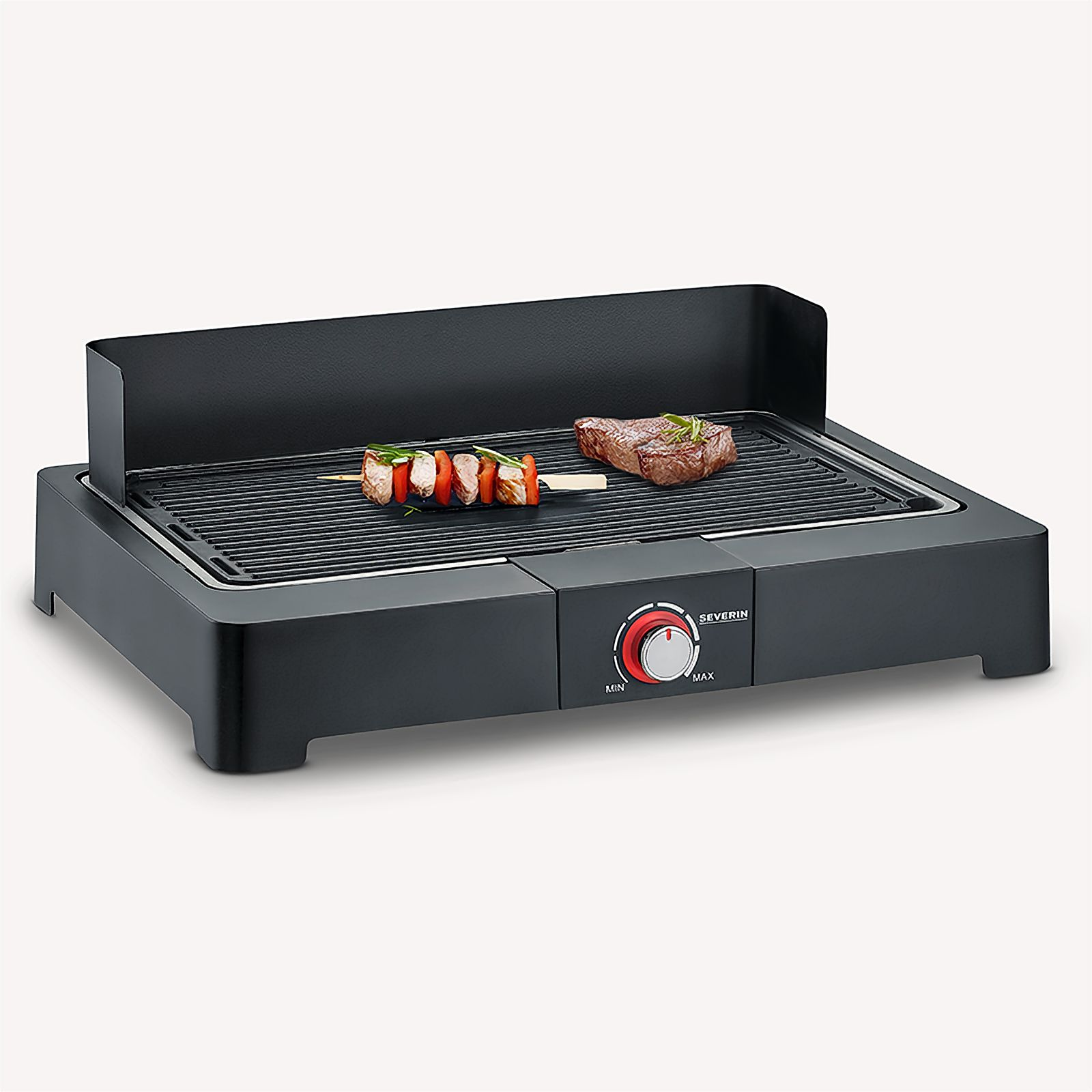 Schwarzer Elektrogrill mit Essen, darunter Steak und Spieße, auf weißer Oberfläche.