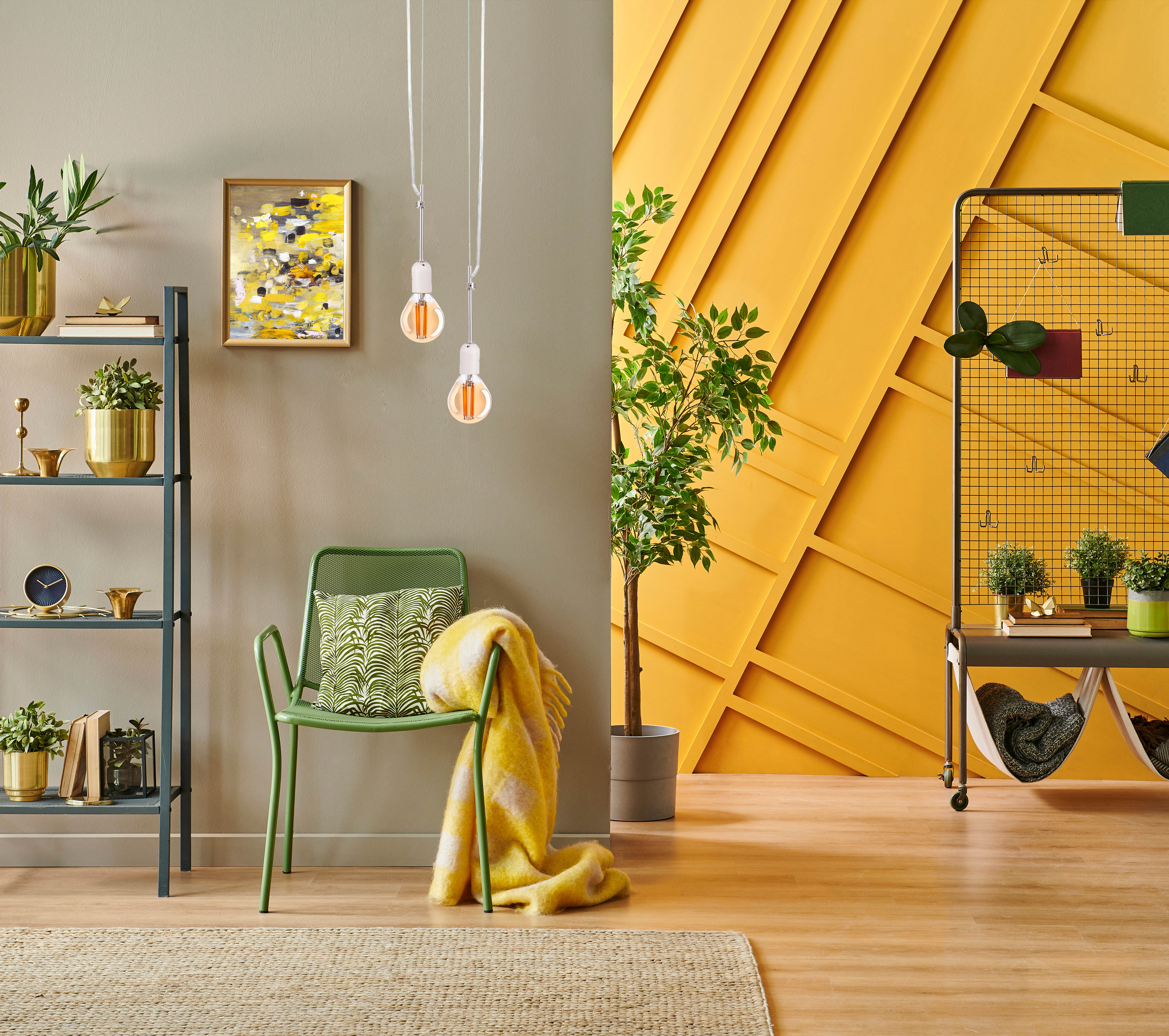 Innenszene mit grünem Stuhl, gelber Decke, Pflanzen, Bild, Holzboden und gelbem Wandpaneel.