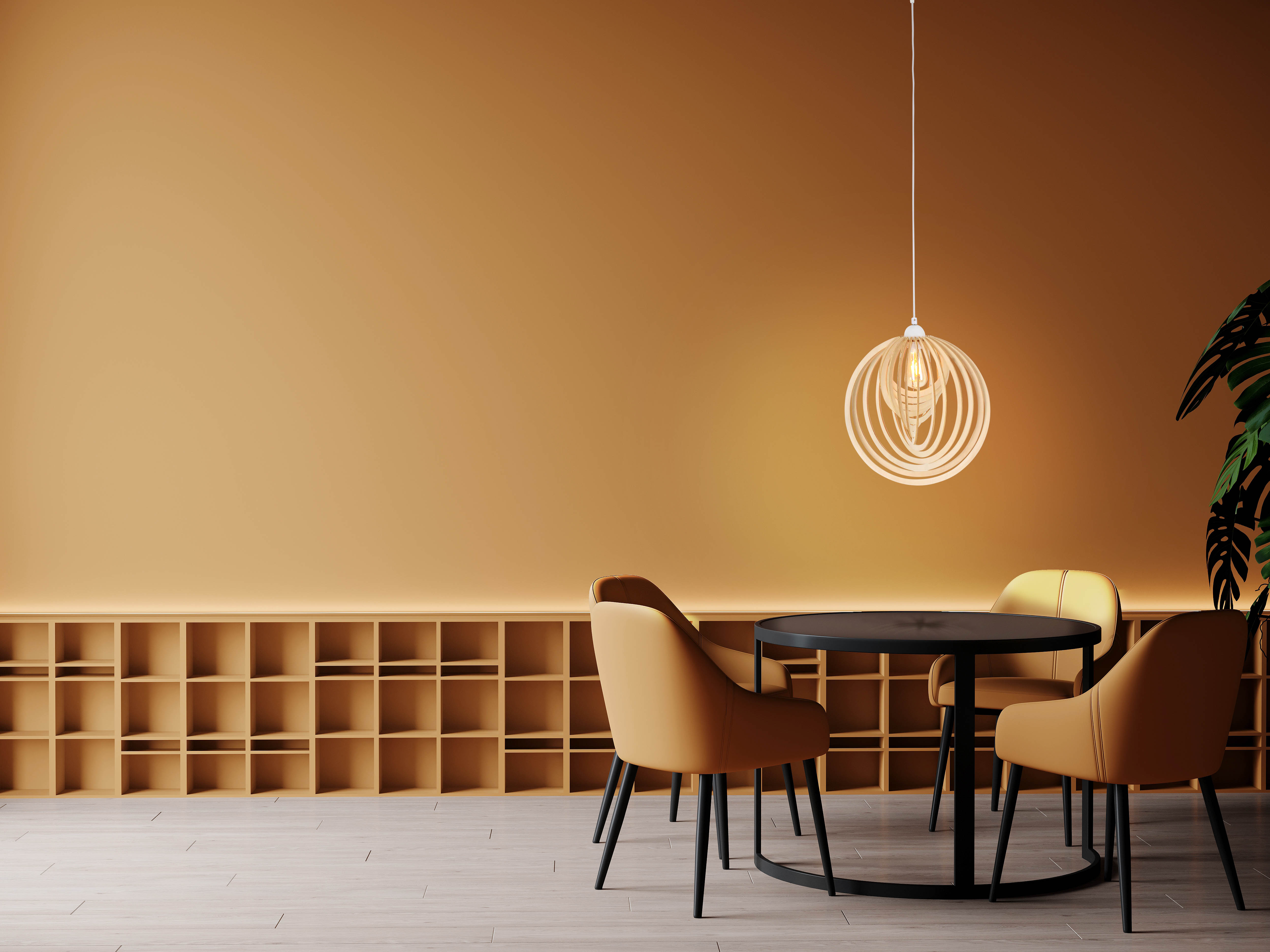 Innenraum mit Tisch, Stühlen, Hängeleuchte und Wand mit Regalen.