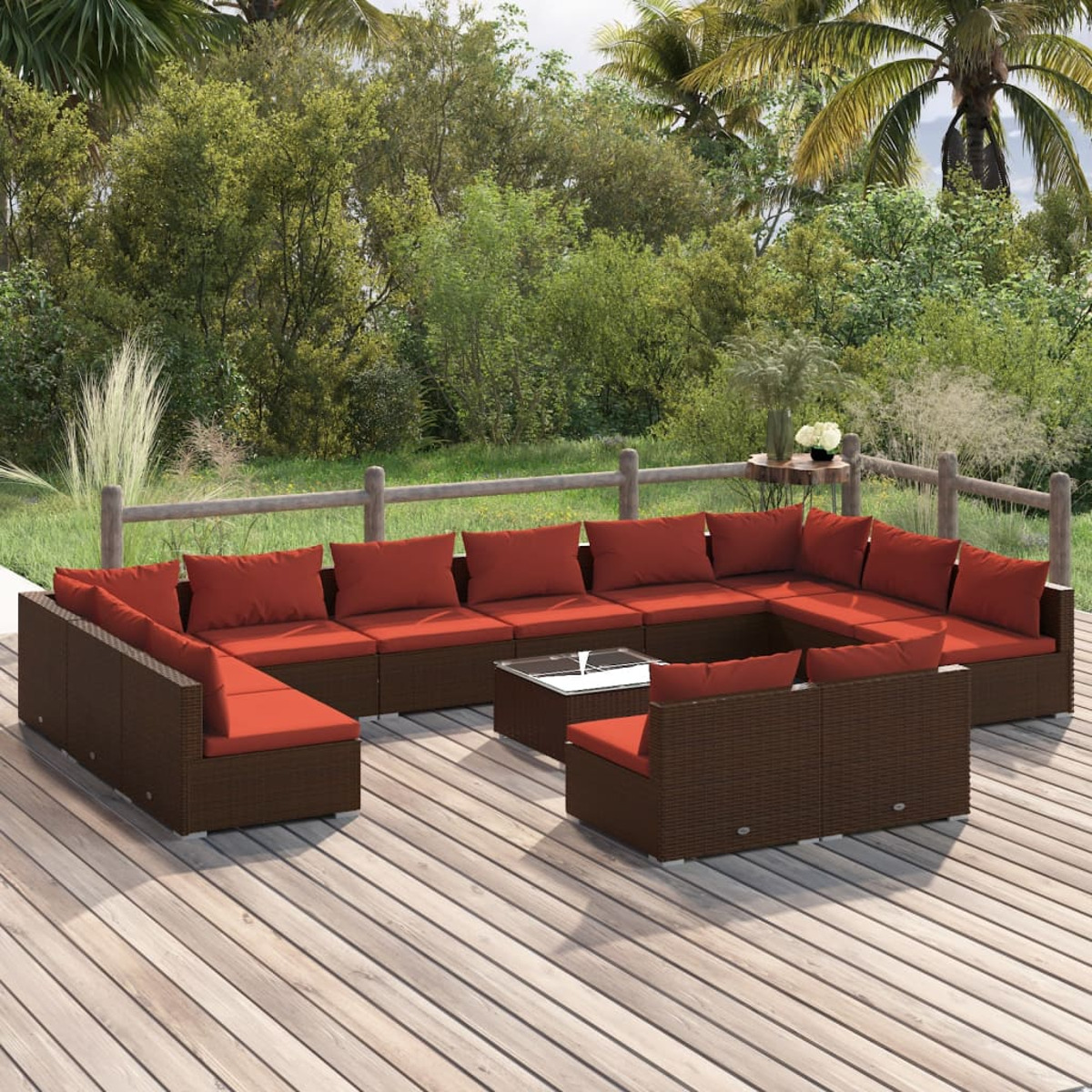 Ein großes Outdoor-Ecksofa mit orangefarbenen Kissen auf einem Holzdeck. Grüne Bäume und Himmel sind der Hintergrund.
