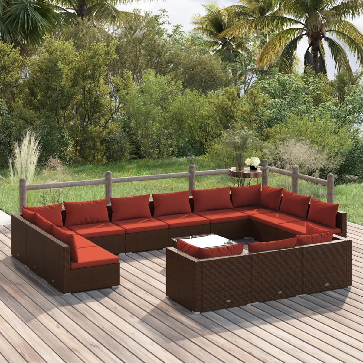 Terrassenmöbel-Set mit braunem Korbgeflecht und roten Kissen. Das Set beinhaltet einen Tisch.
