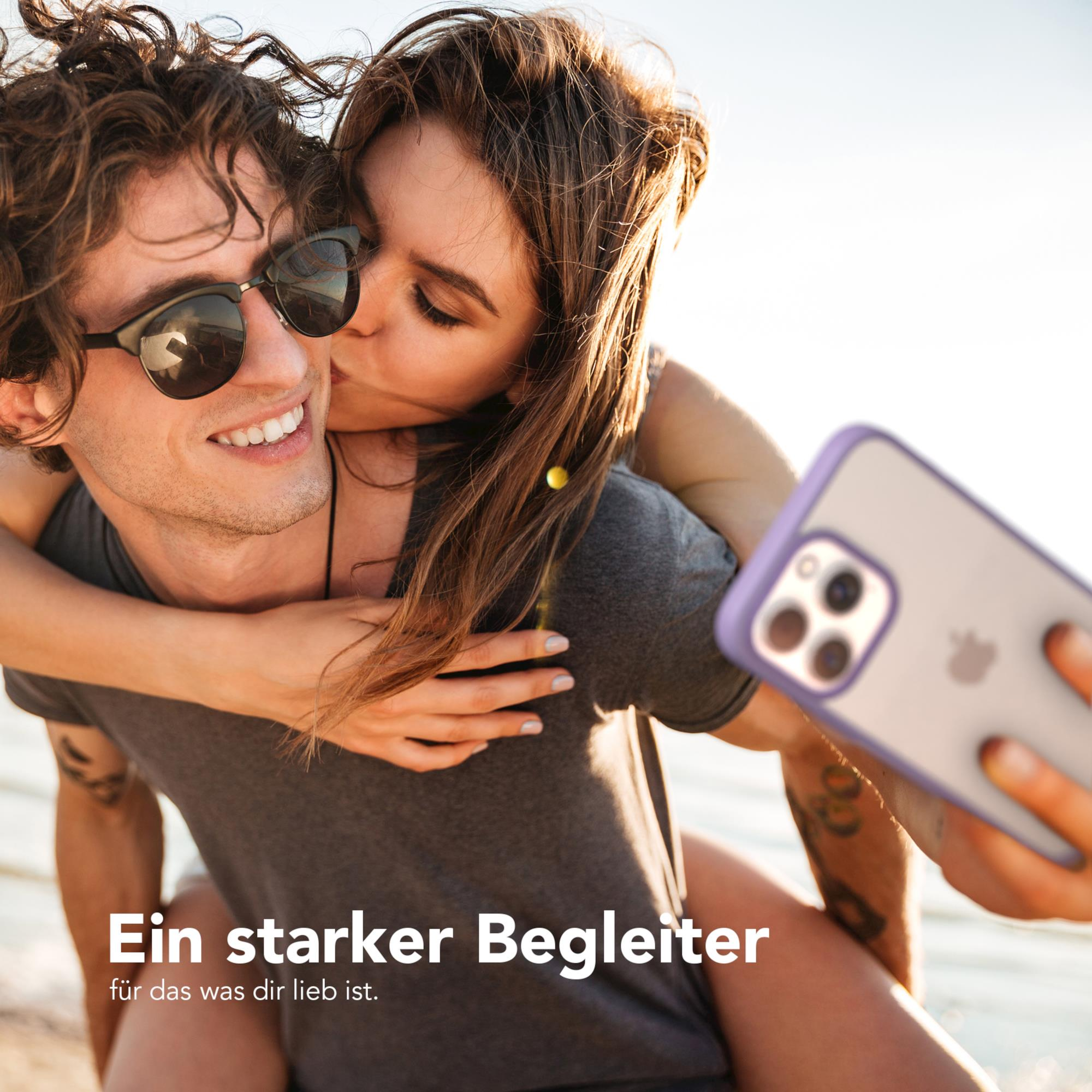 Ein Paar macht ein Selfie. Die Frau küsst den Mann auf die Wange und hält ein Telefon mit Hülle.
