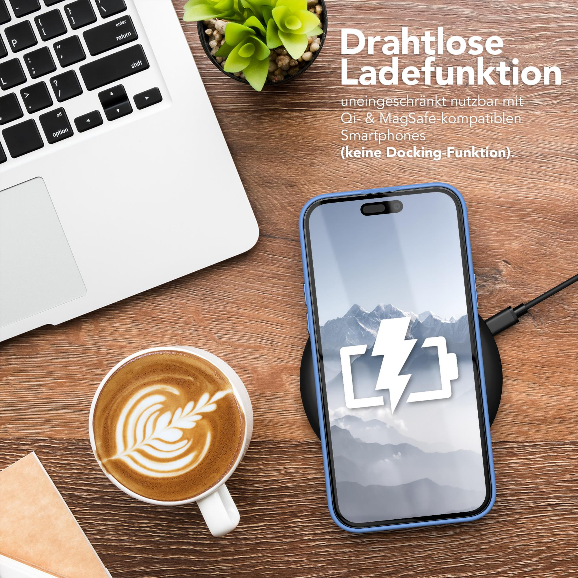 Ein Laptop, eine Kaffeetasse und ein Telefon, das auf einem kabellosen Ladegerät geladen wird, stehen auf einem Holzschreibtisch.
