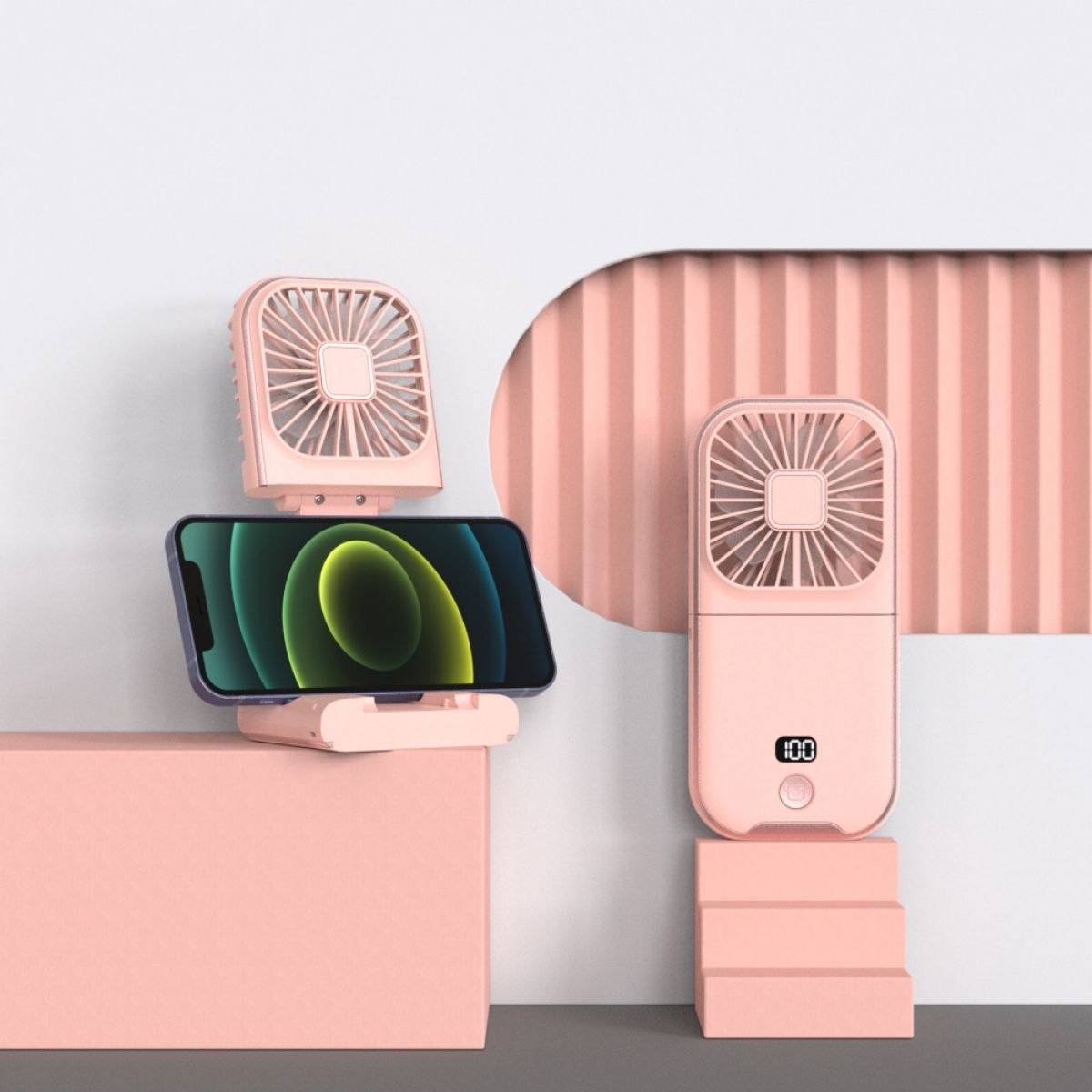 Zwei rosa Ventilatoren, ein Telefon und ein Telefonständer in einer rosa-weißen Umgebung.