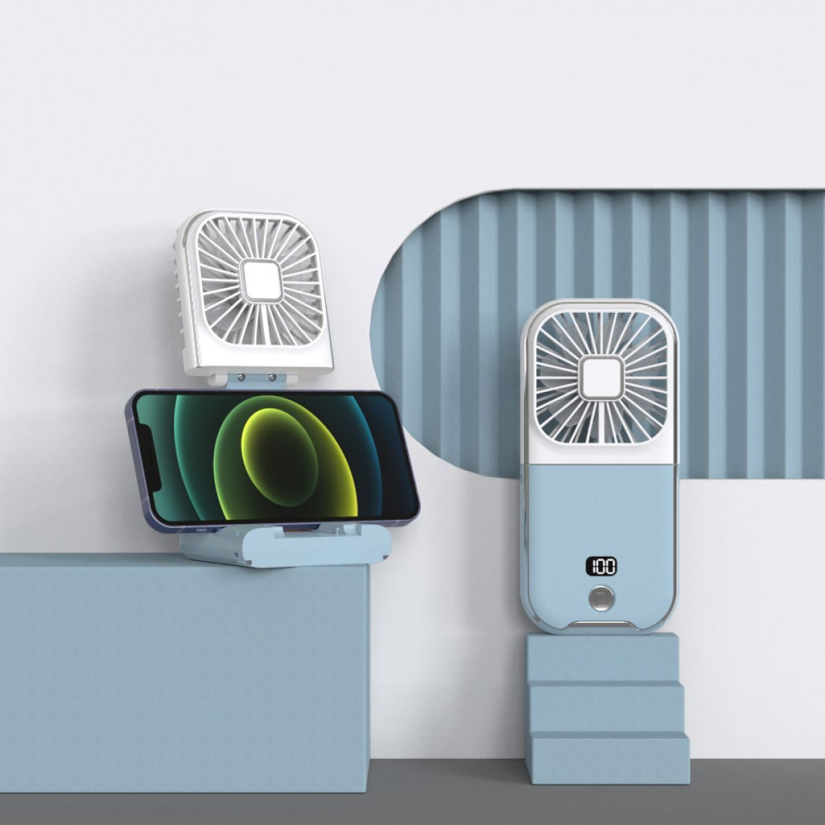 Drei kleine Ventilatoren, einer hält ein Telefon. Blaues und weißes Farbschema, minimalistisches Design.