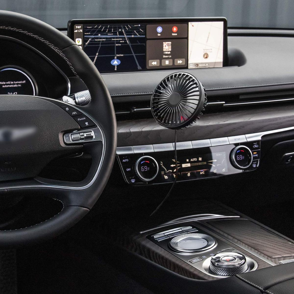 Autointerieur mit Lüfter auf dem Armaturenbrett, Anzeige mit Navigation.