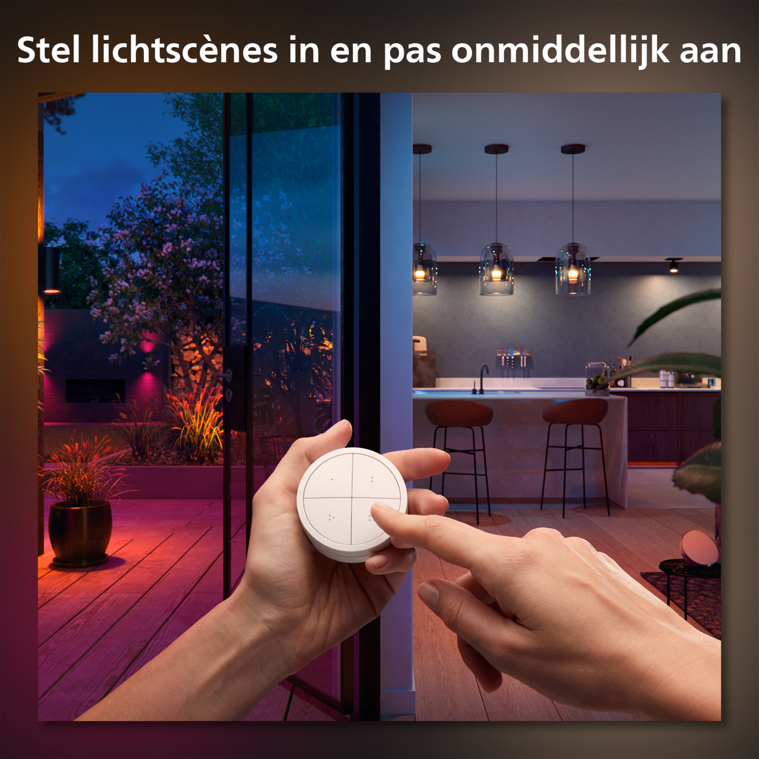 Manos usando un control remoto, mostrando una escena de hogar inteligente con luces y área exterior.