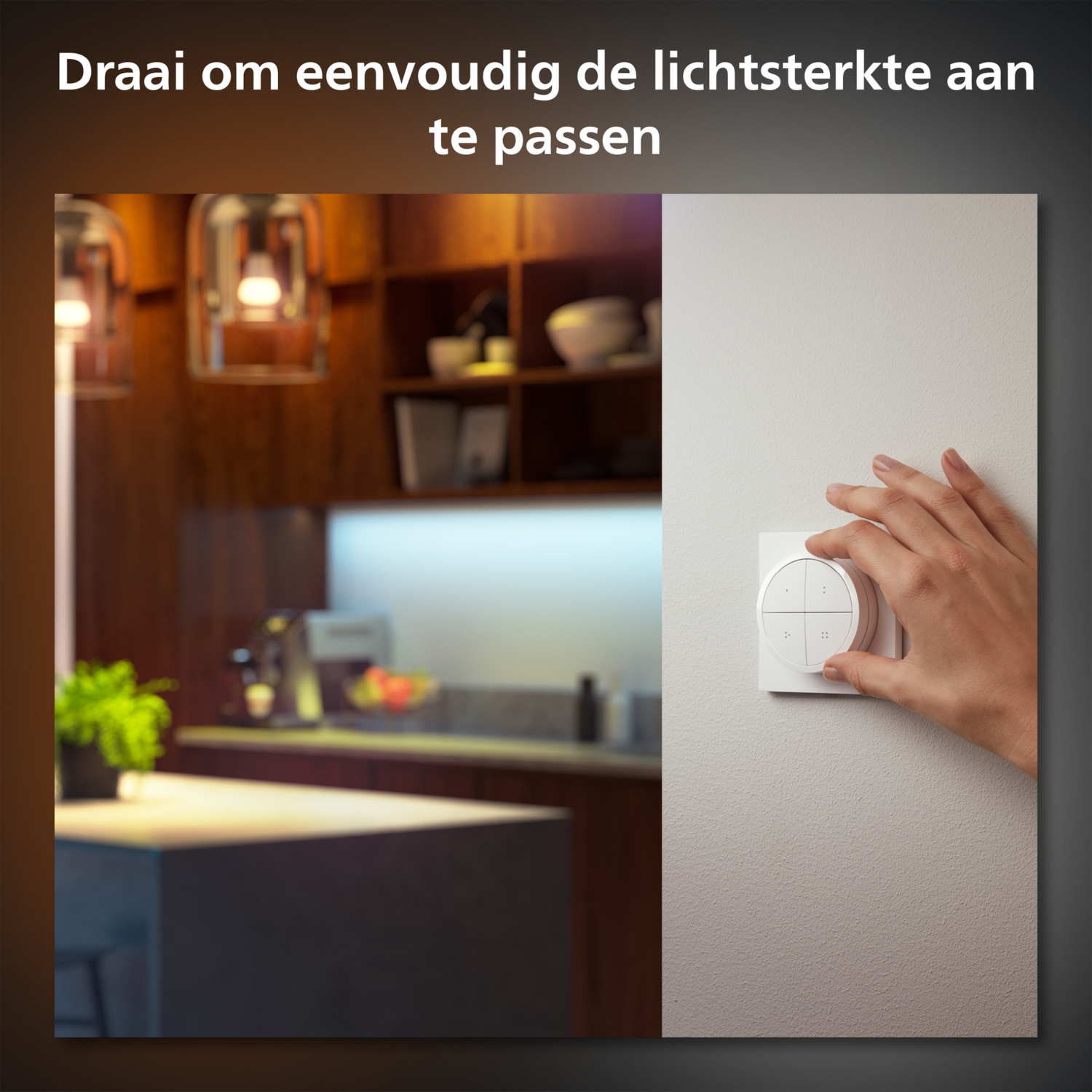 Mano de una persona ajustando un interruptor de hogar inteligente blanco en pared blanca, cocina al fondo.