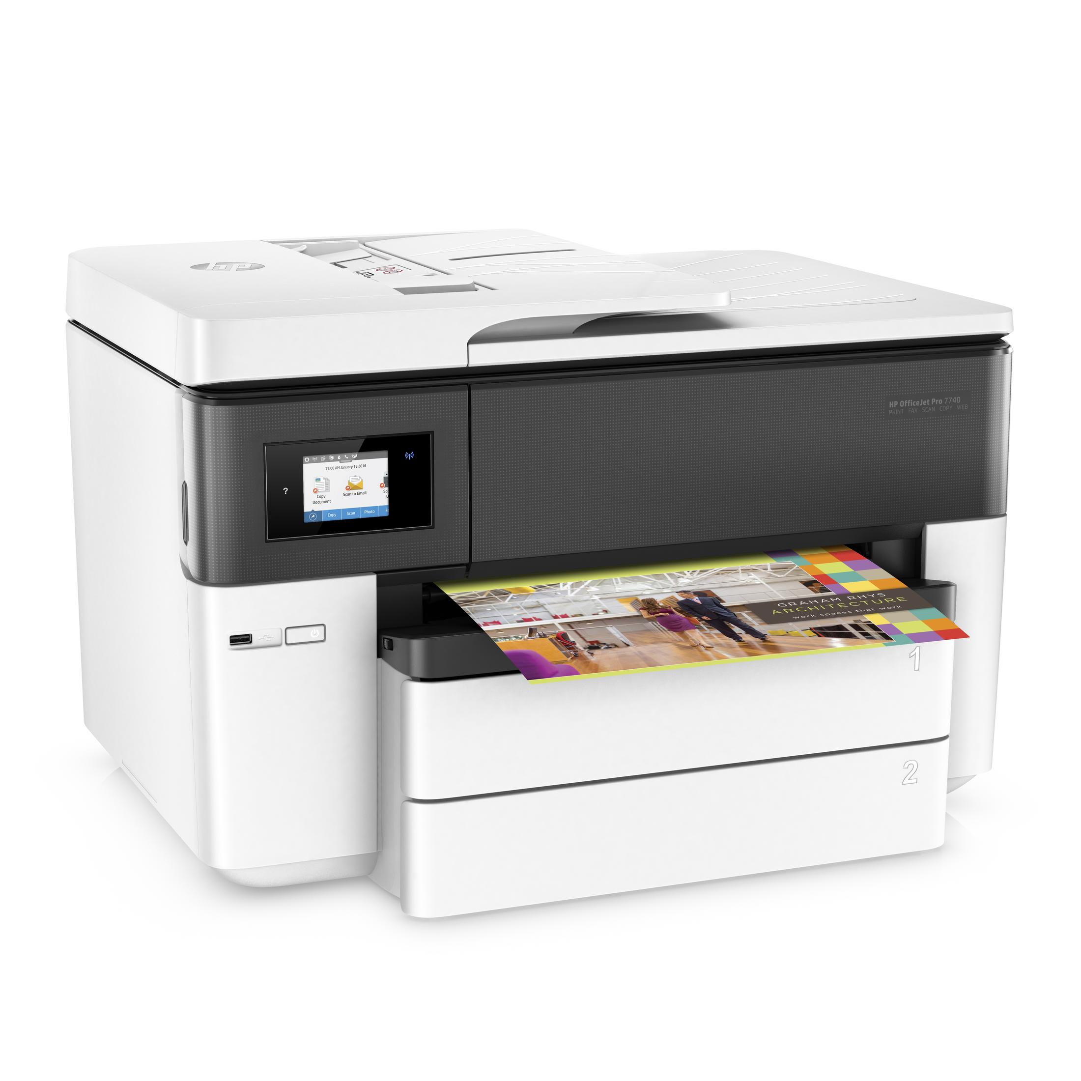 Stampante HP OfficeJet Pro 7740 bianca e nera che stampa un documento colorato. Vassoio carta visibile.