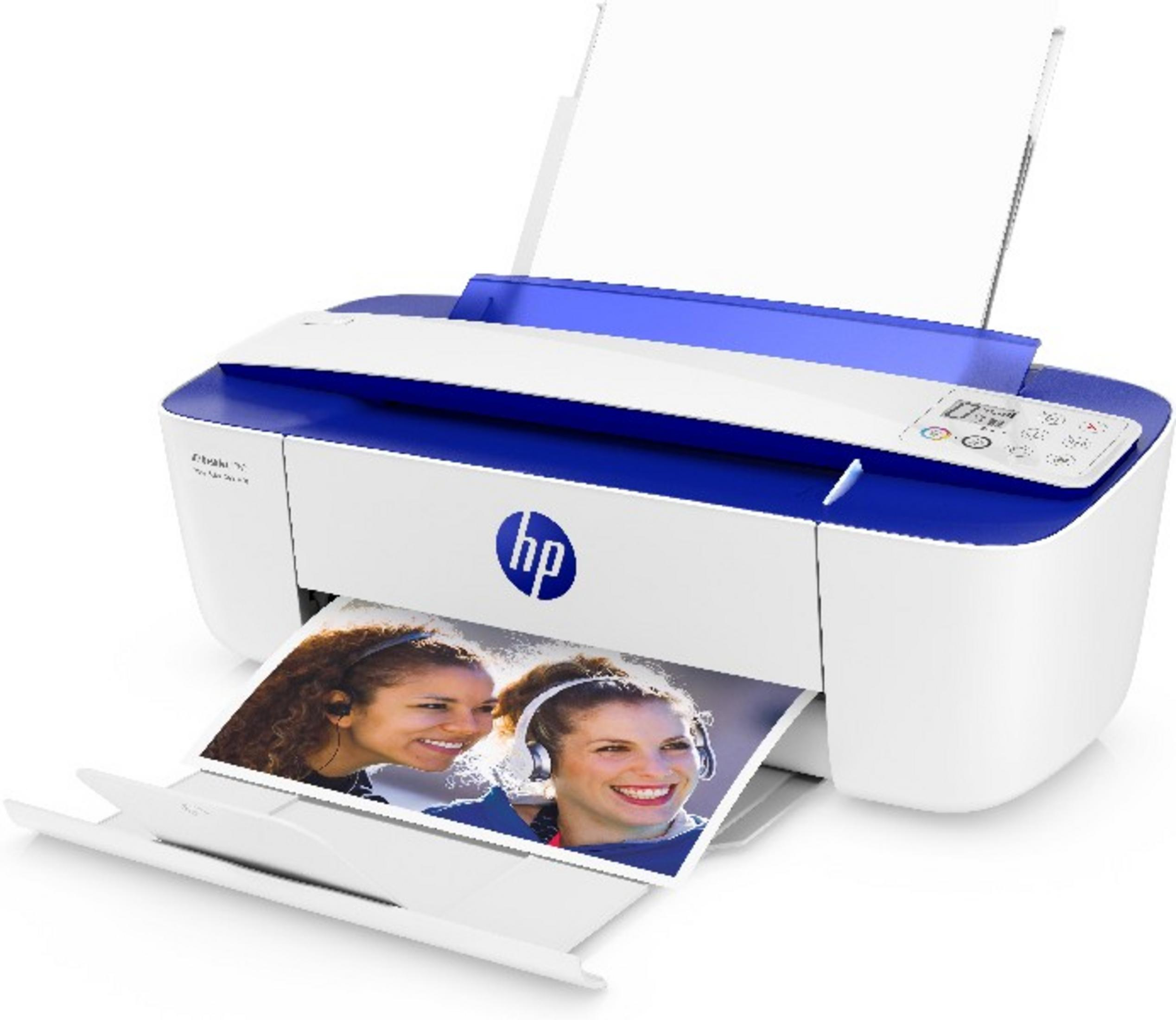 Stampante HP bianca e blu che stampa una foto di due donne sorridenti. Il vassoio della carta è aperto, pronto a ricevere la stampa.