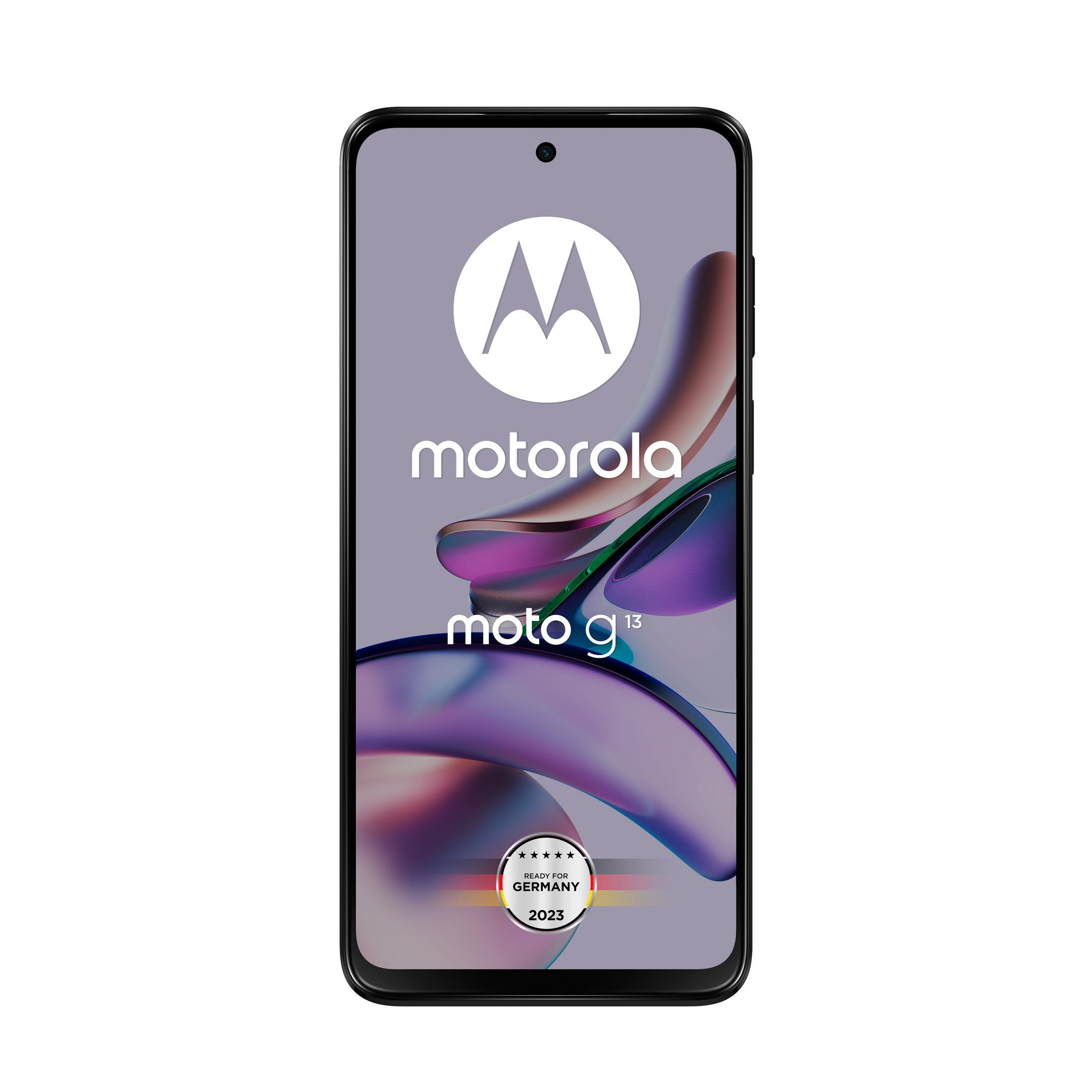 Smartfon Motorola Moto G13 z dużym ekranem wyświetlającym logo i abstrakcyjną grafikę.
